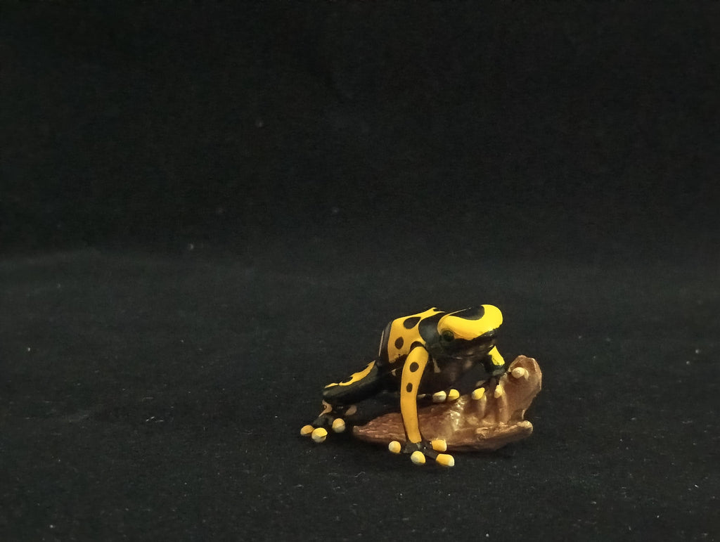 Miniature Poison Dart Frog Figurine - Furuta
