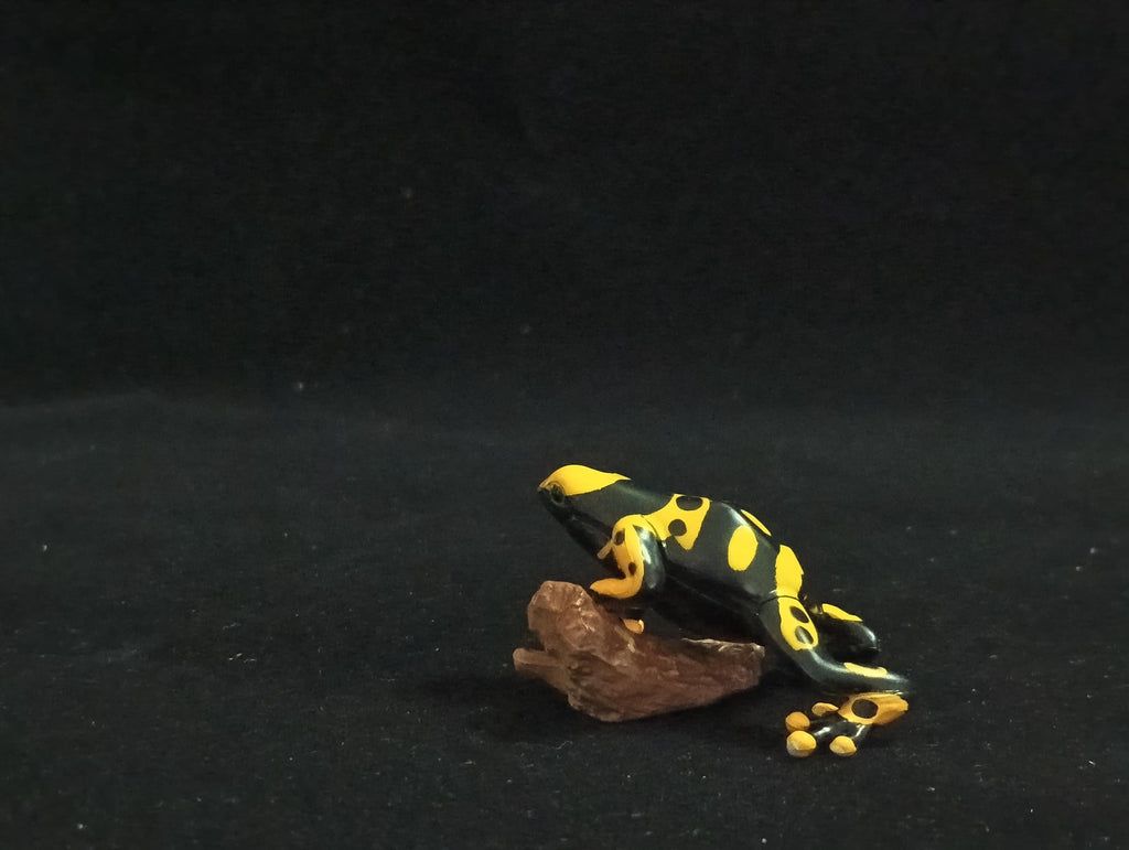 Miniature Poison Dart Frog Figurine - Furuta