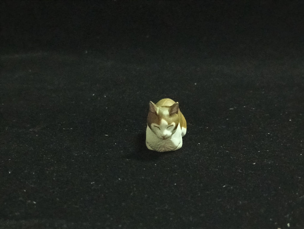 Miniature Japnese Cat(Brown-White) Figurine - Furuta