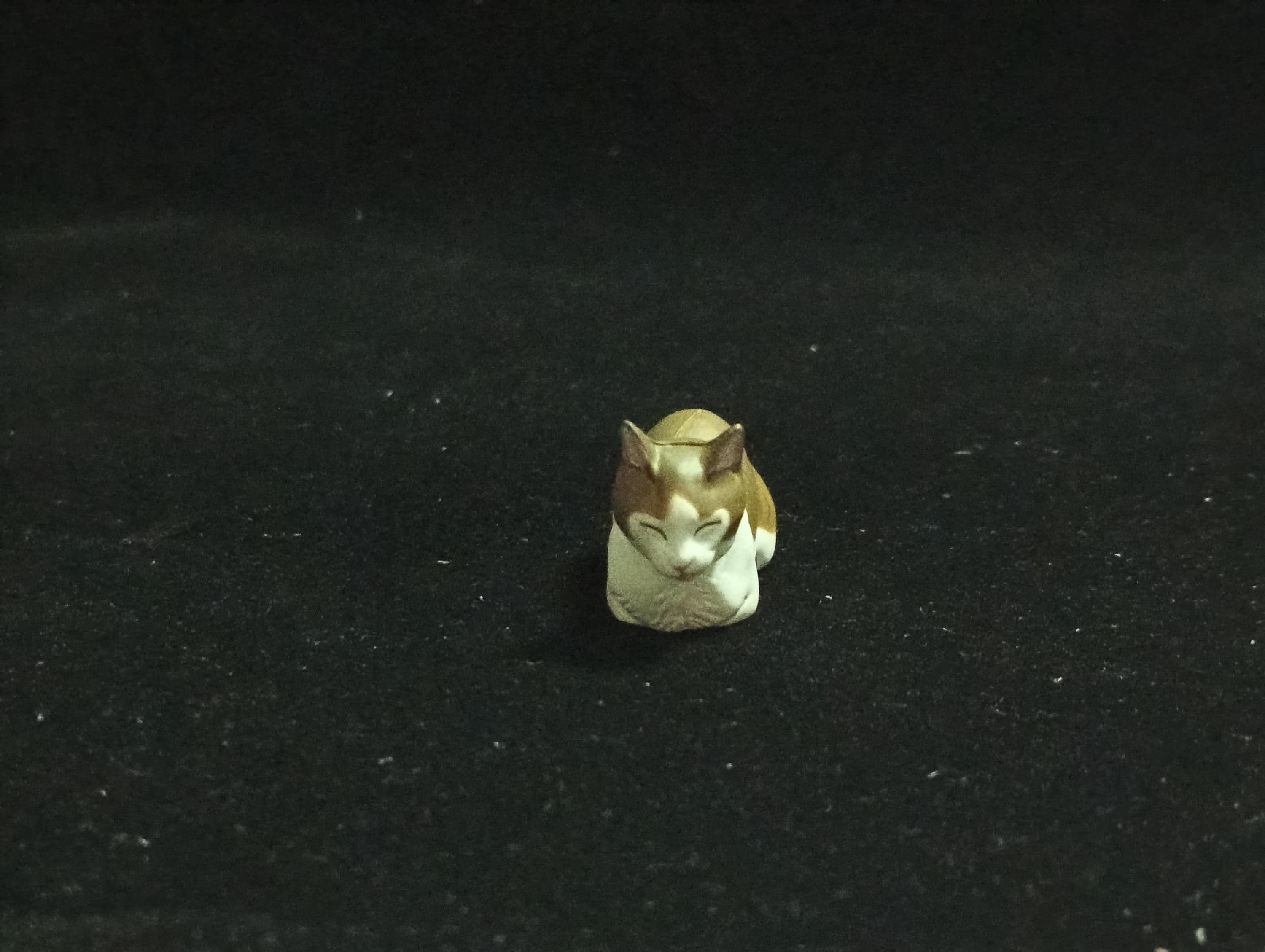 Miniature Japnese Cat(Brown-White) Figurine - Furuta