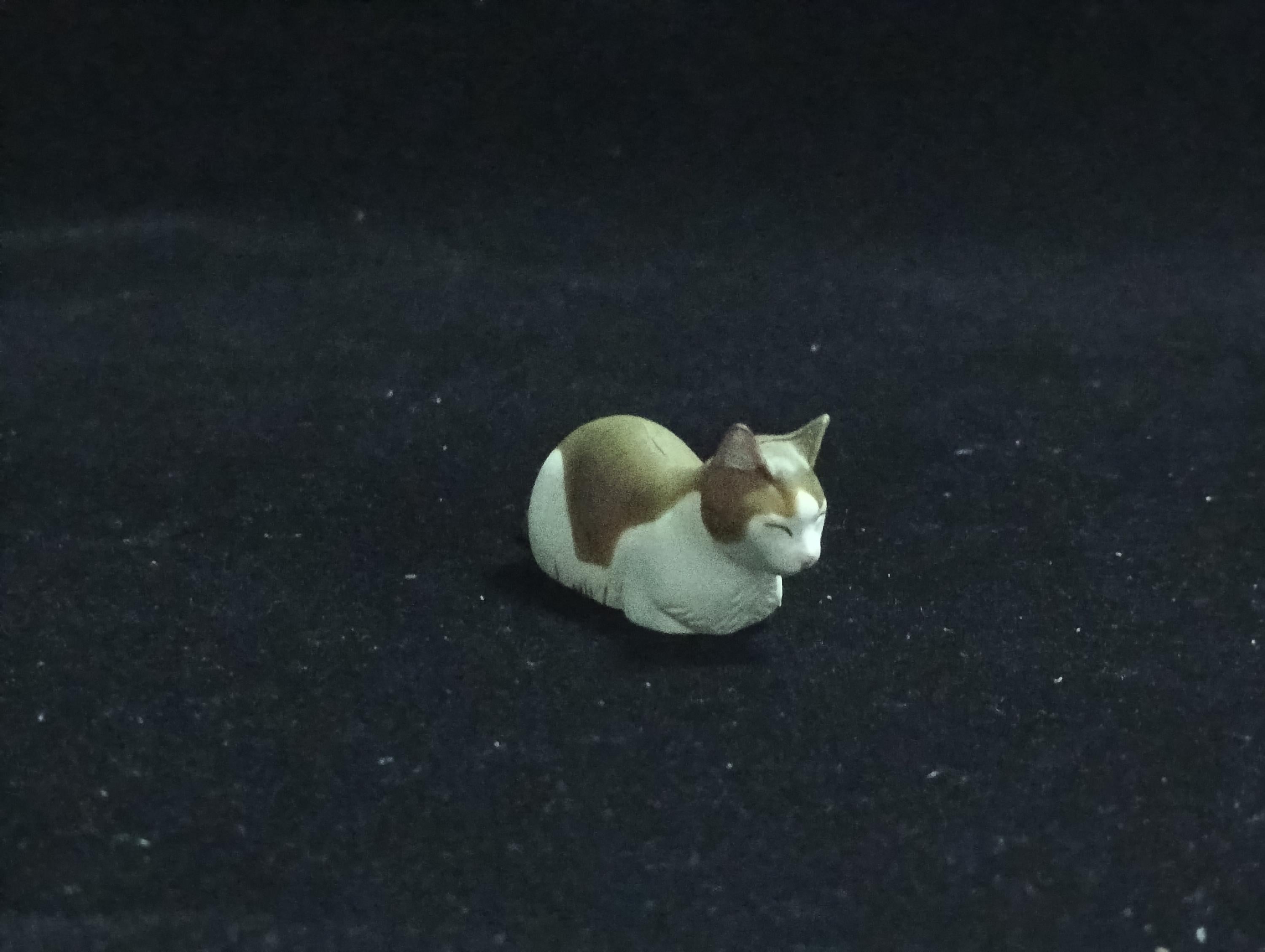 Miniature Japnese Cat(Brown-White) Figurine - Furuta