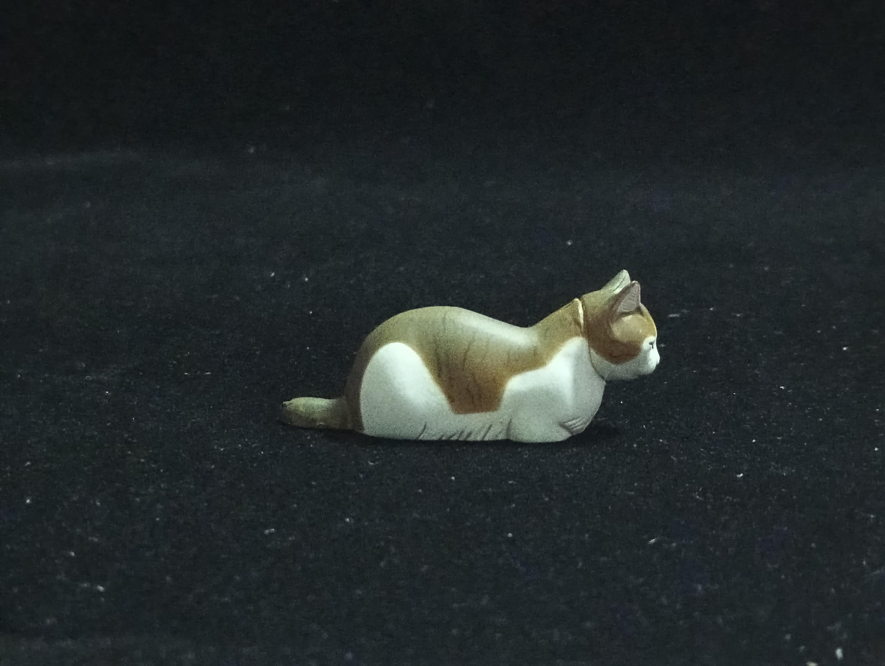 Miniature Japnese Cat(Brown-White) Figurine - Furuta