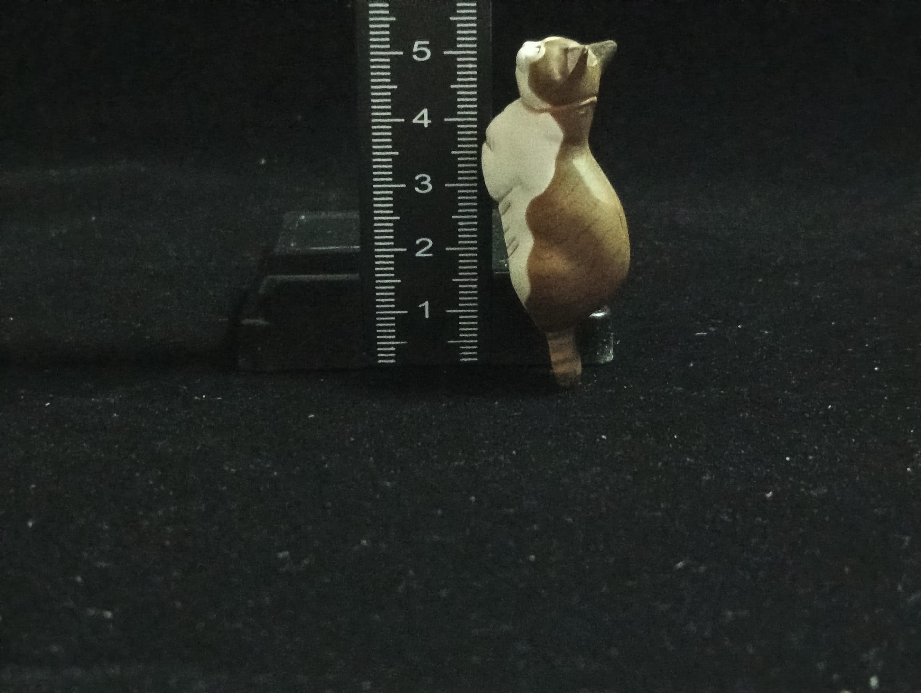 Miniature Japnese Cat(Brown-White) Figurine - Furuta