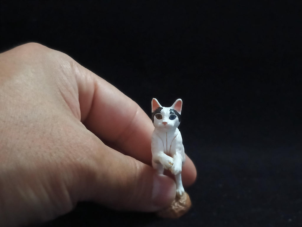 Miniature Japanese Cat  Figurine - Furuta