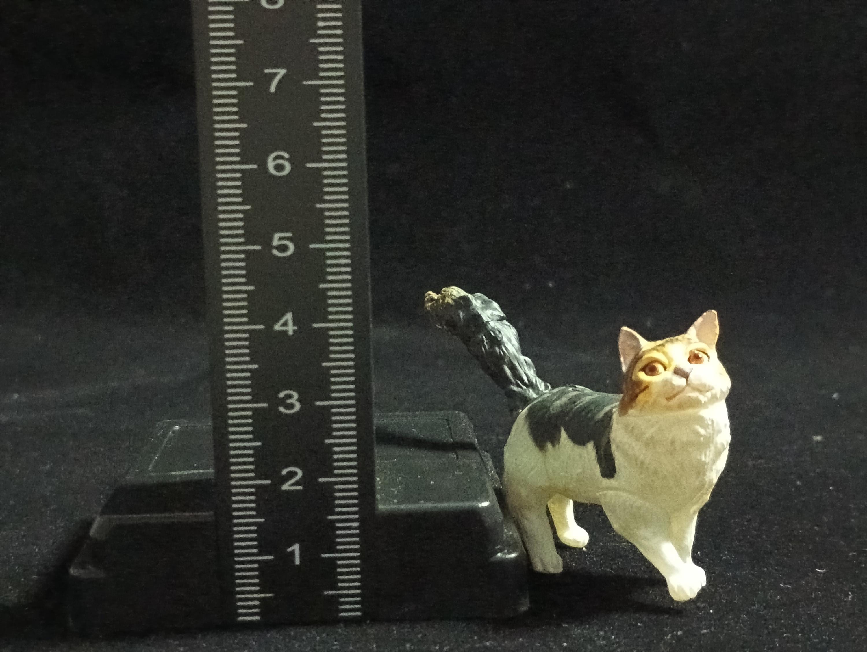 Miniature Maine Coon (White & Black) Figurine - Furuta