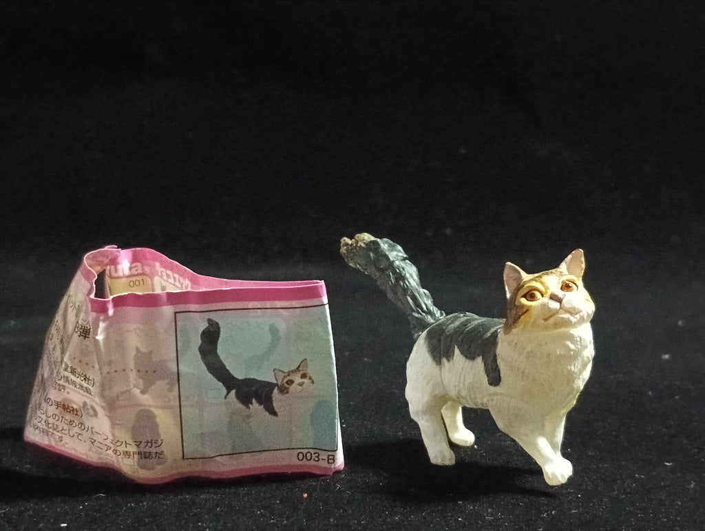 Miniature Maine Coon (White & Black) Figurine - Furuta