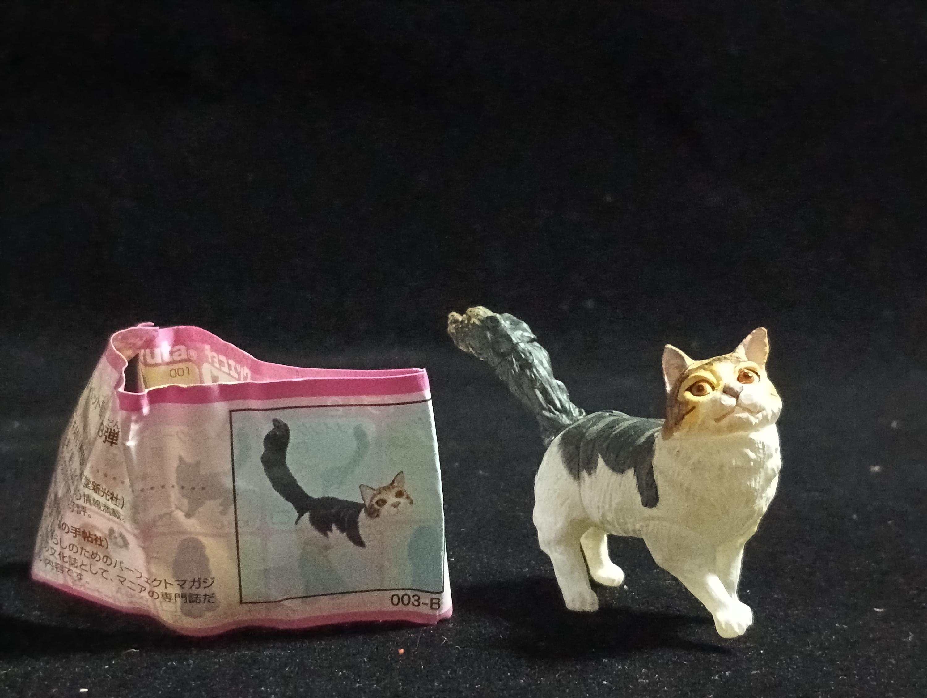 Miniature Maine Coon (White & Black) Figurine - Furuta