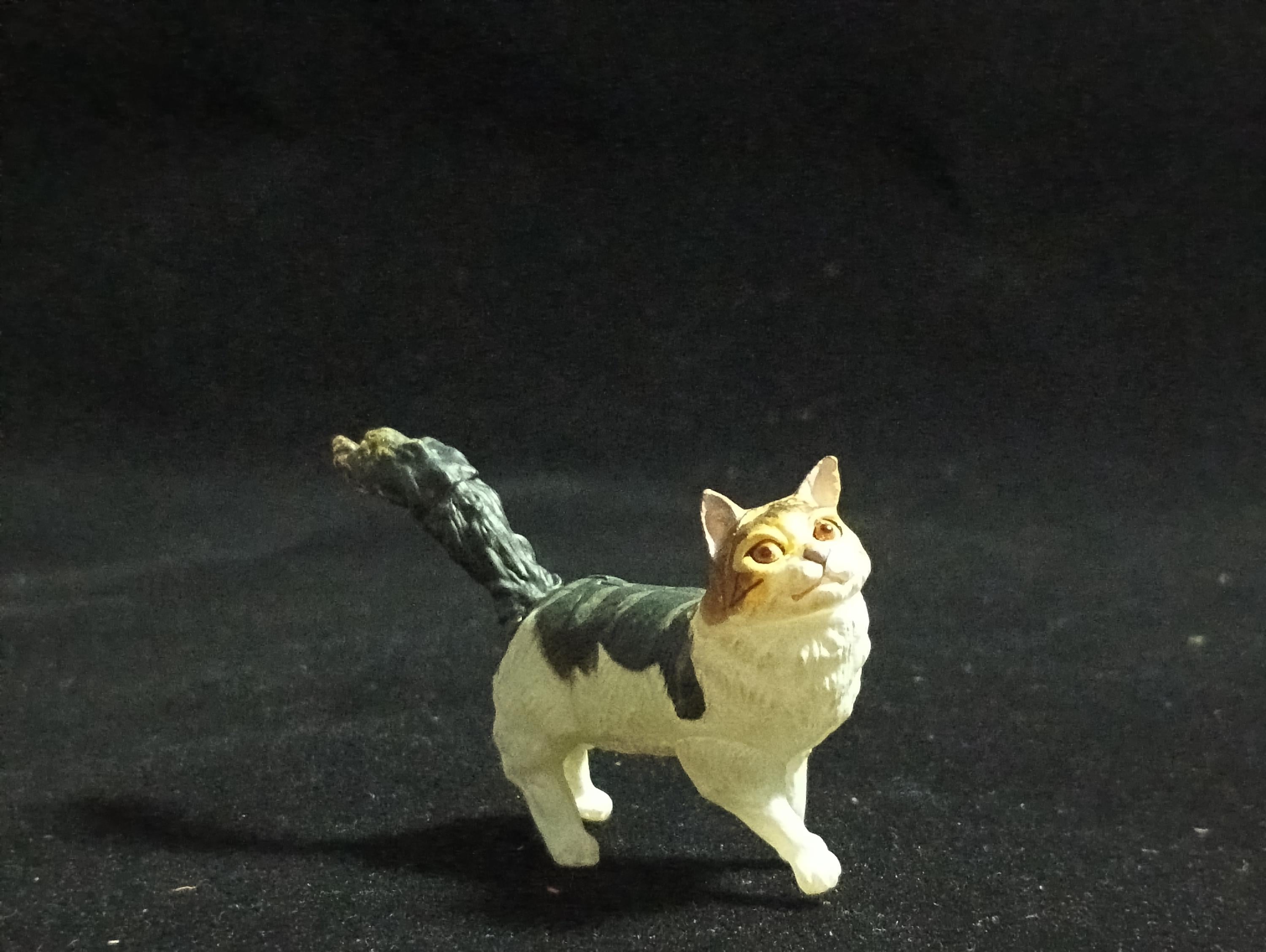 Miniature Maine Coon (White & Black) Figurine - Furuta