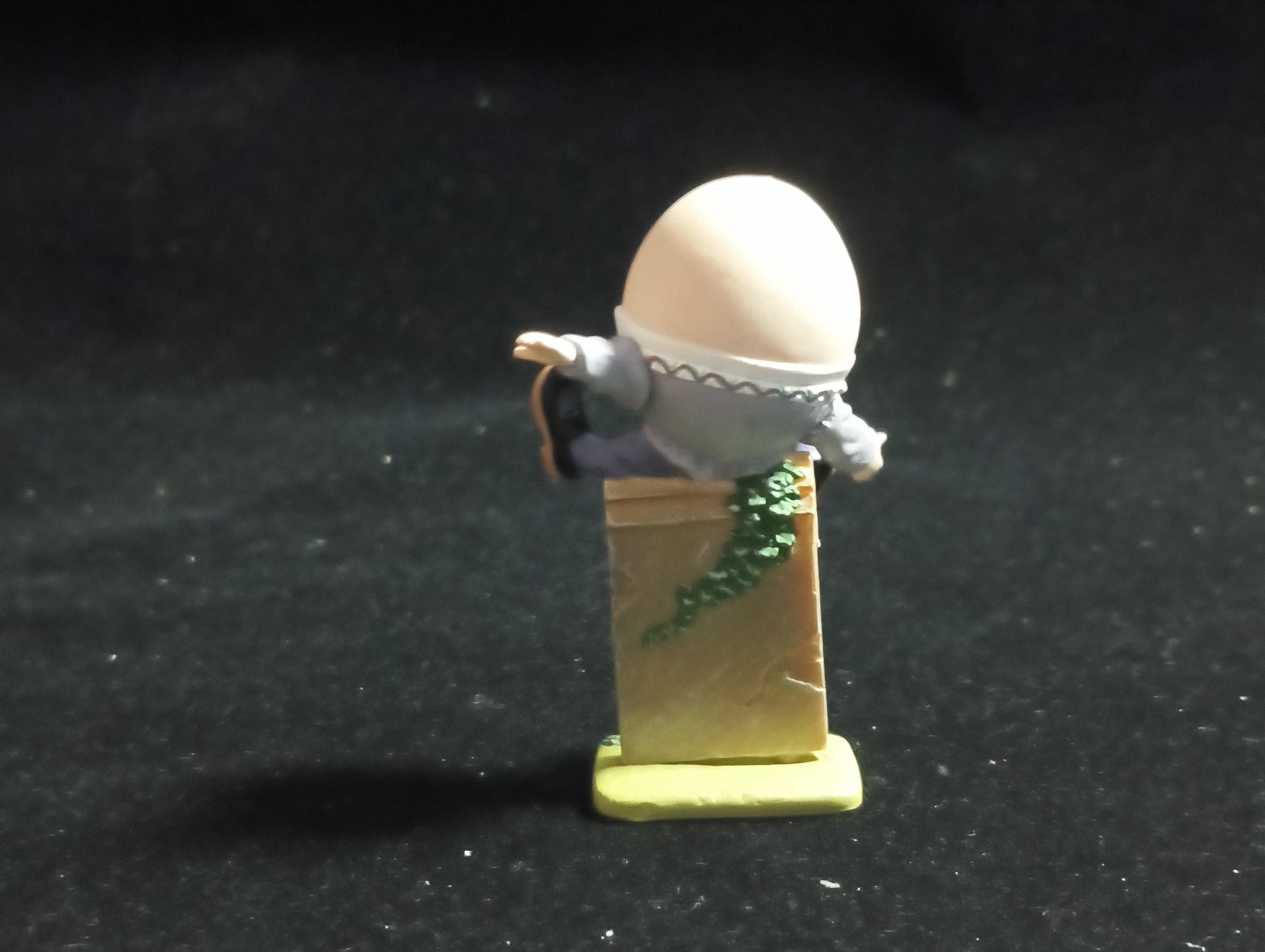 Kaiyodo Alice in Wonderland Humpty Dumpty mini figure Vintage 2002 Kaiyodo