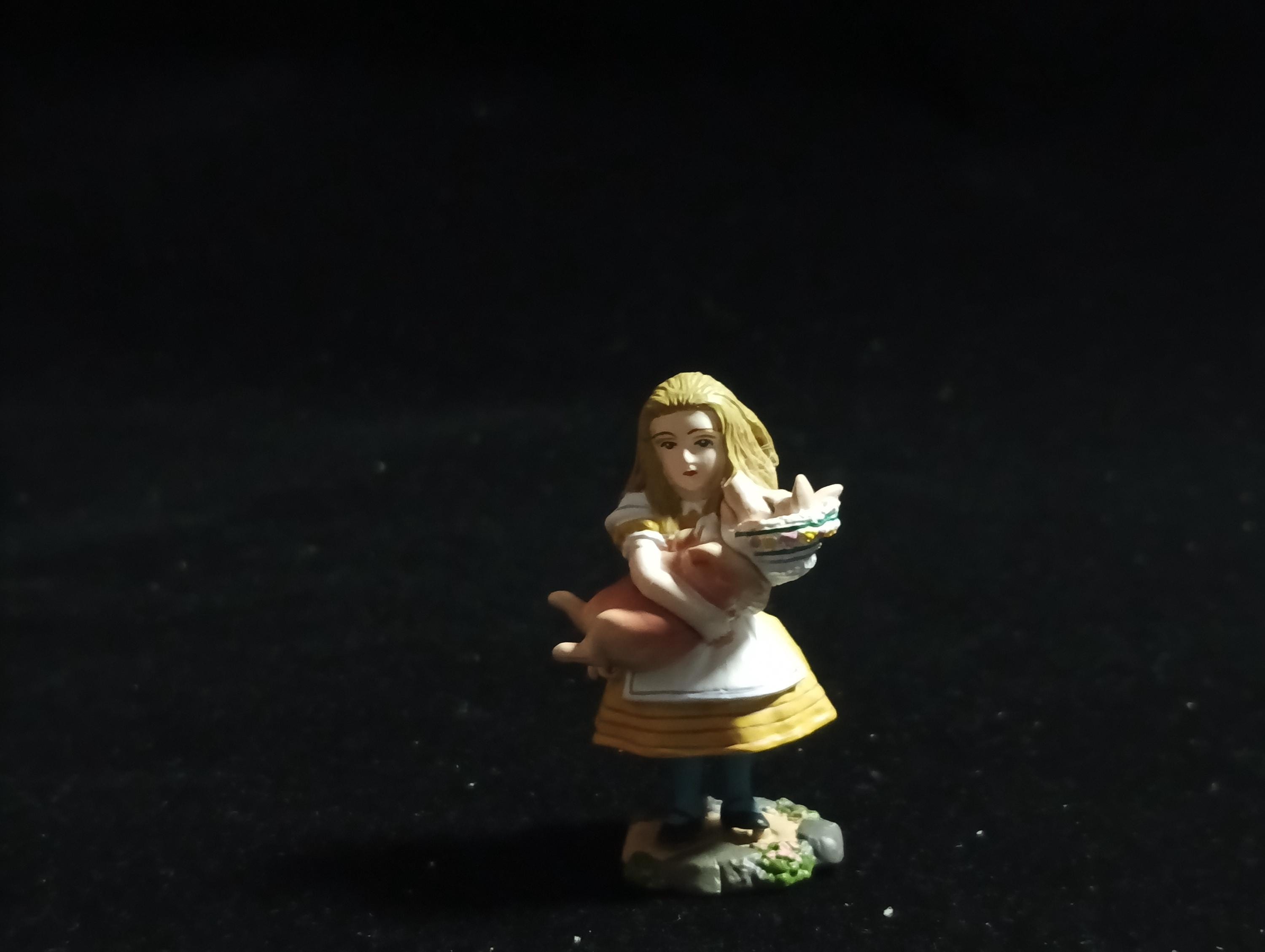 Kaiyodo Alice in Wonderland Alice And The Piggy  mini figure Vintage 2002 Kaiyodo