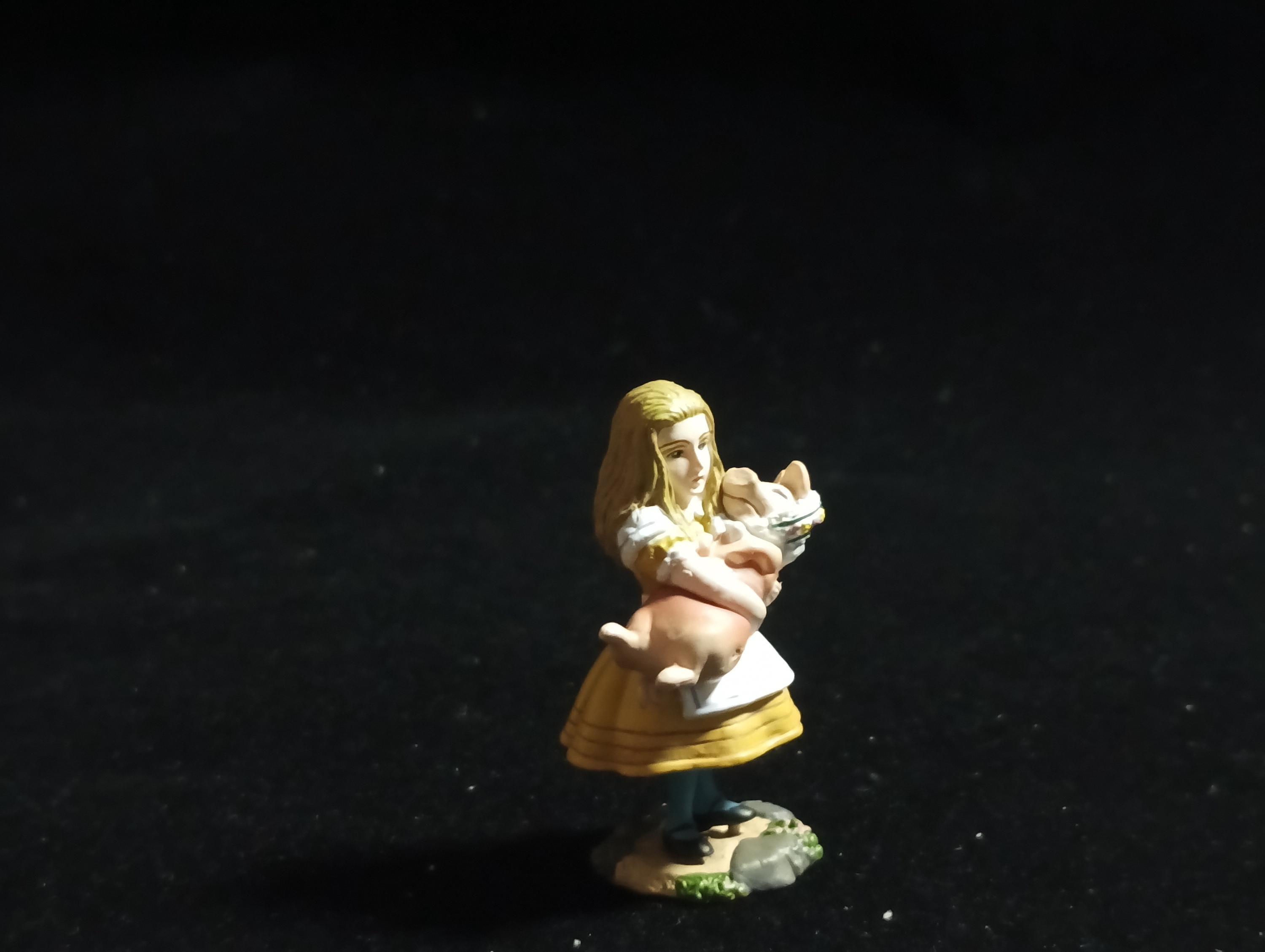 Kaiyodo Alice in Wonderland Alice And The Piggy  mini figure Vintage 2002 Kaiyodo