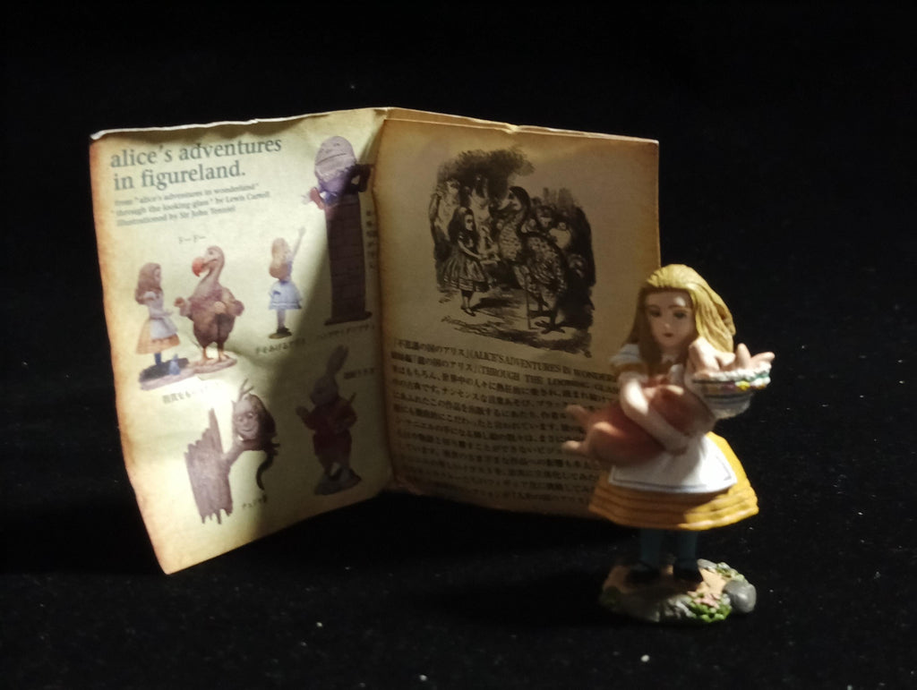 Kaiyodo Alice in Wonderland Alice And The Piggy  mini figure Vintage 2002 Kaiyodo