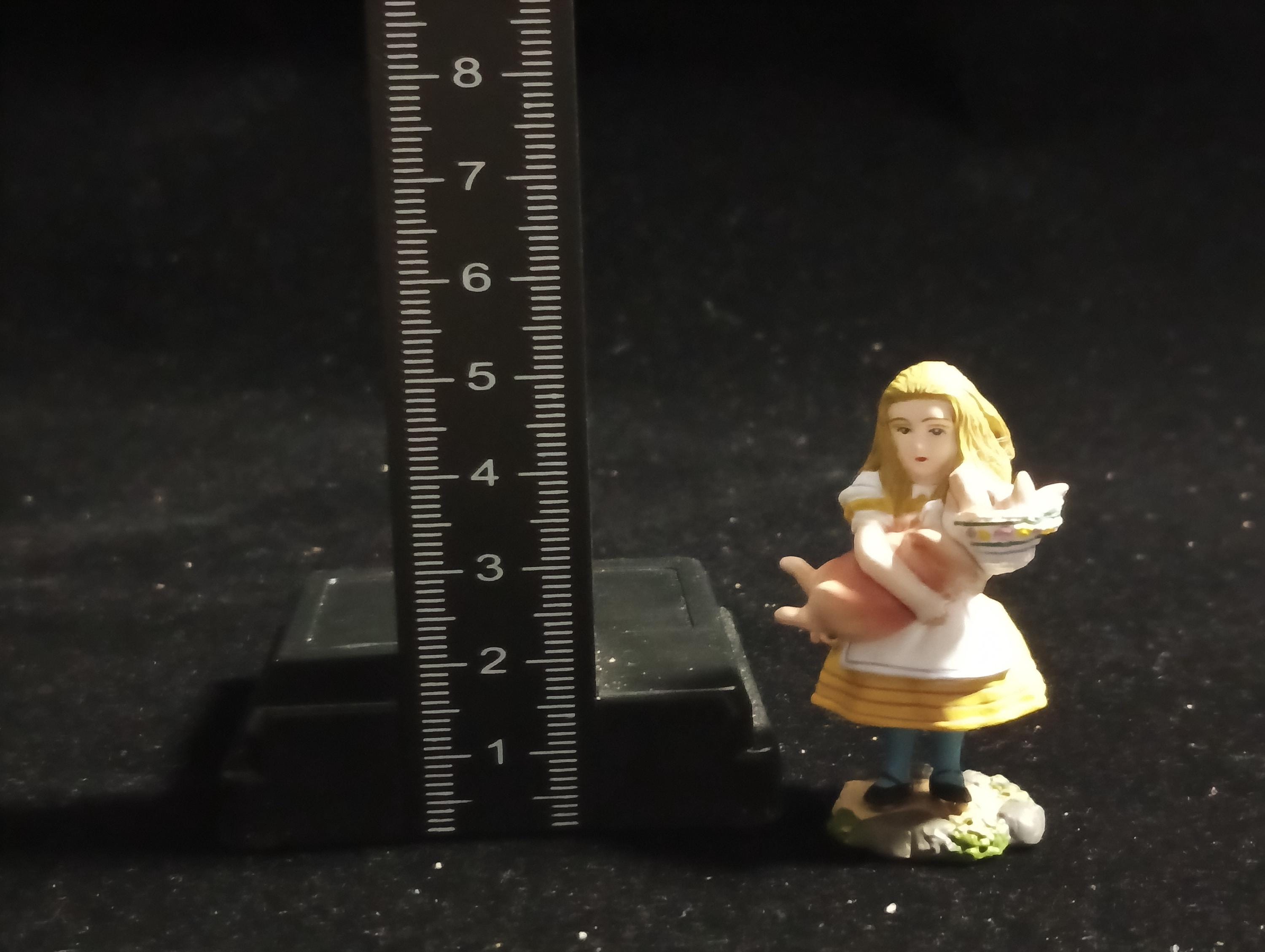 Kaiyodo Alice in Wonderland Alice And The Piggy  mini figure Vintage 2002 Kaiyodo
