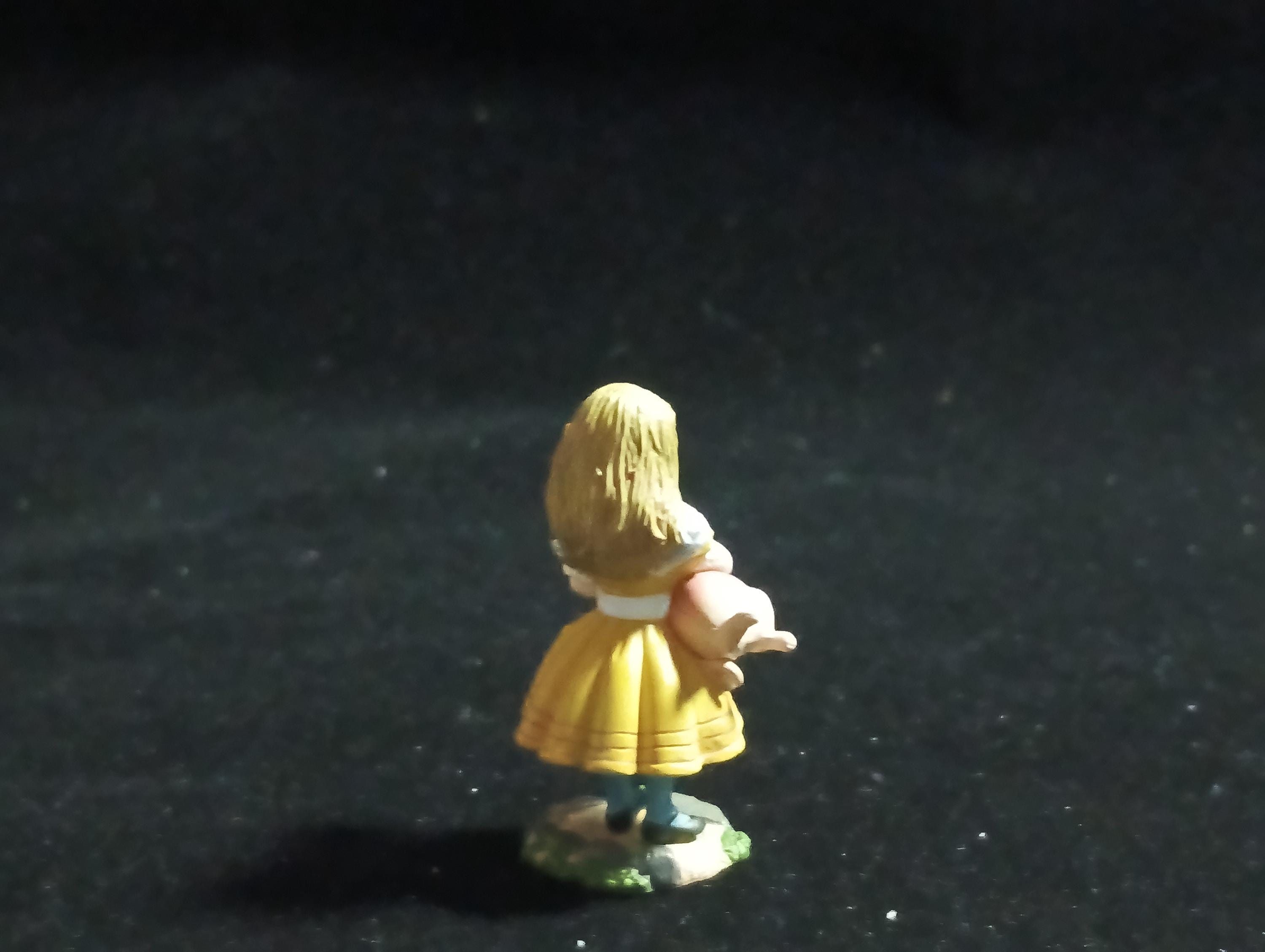 Kaiyodo Alice in Wonderland Alice And The Piggy  mini figure Vintage 2002 Kaiyodo