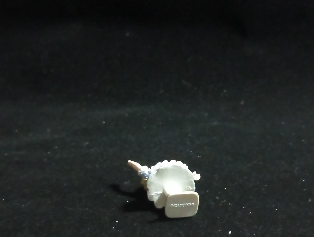 Kaiyodo Alice in Wonderland Alice Raises Her Hand mini figure Vintage 2002 Kaiyodo