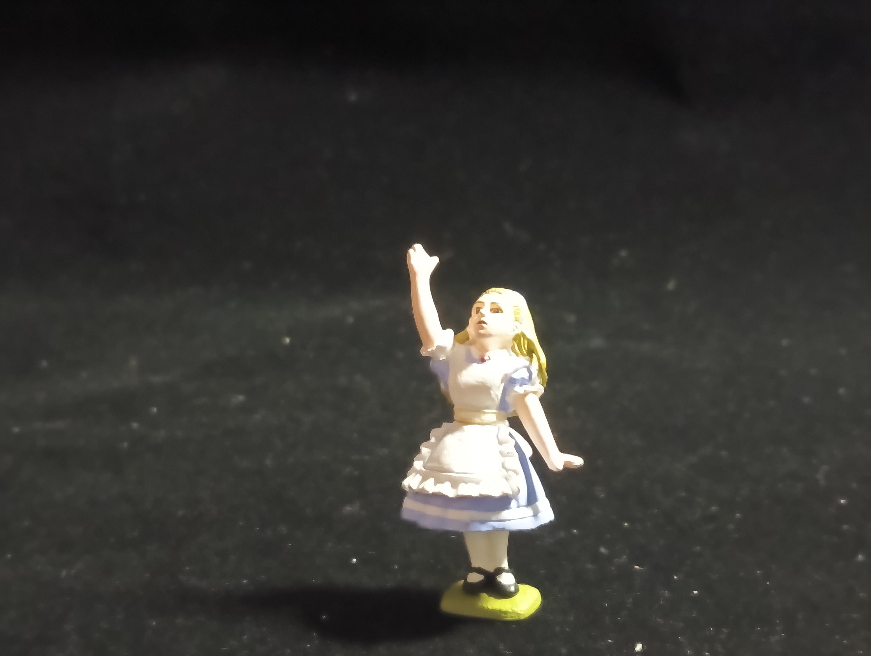 Kaiyodo Alice in Wonderland Alice Raises Her Hand mini figure Vintage 2002 Kaiyodo
