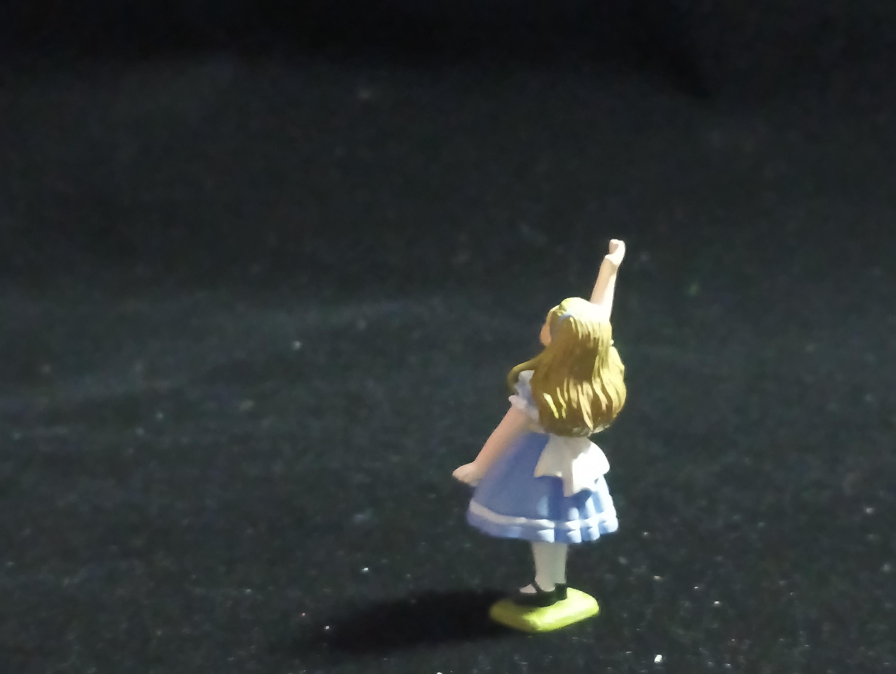 Kaiyodo Alice in Wonderland Alice Raises Her Hand mini figure Vintage 2002 Kaiyodo