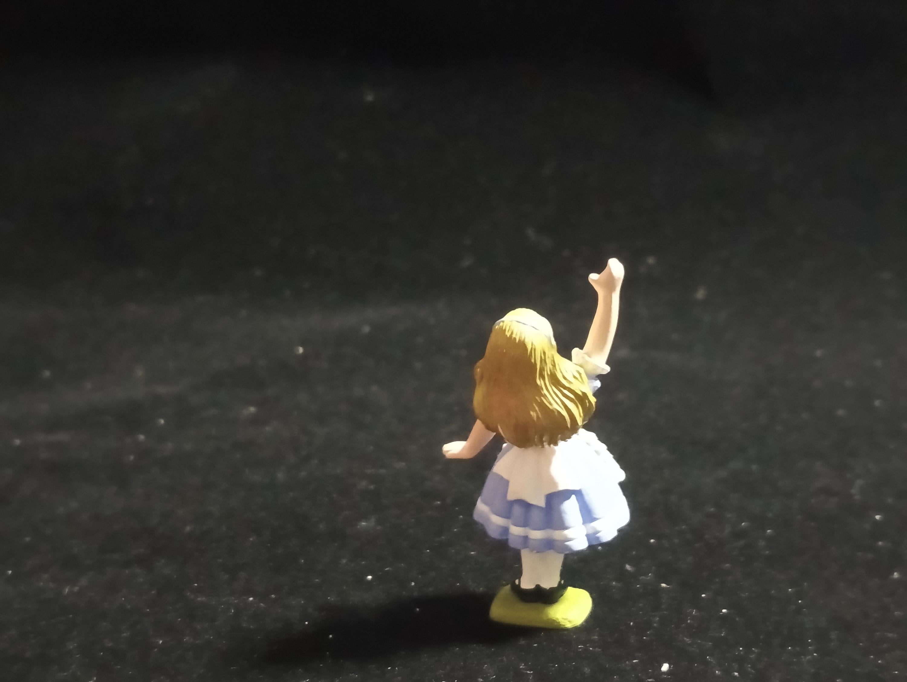 Kaiyodo Alice in Wonderland Alice Raises Her Hand mini figure Vintage 2002 Kaiyodo