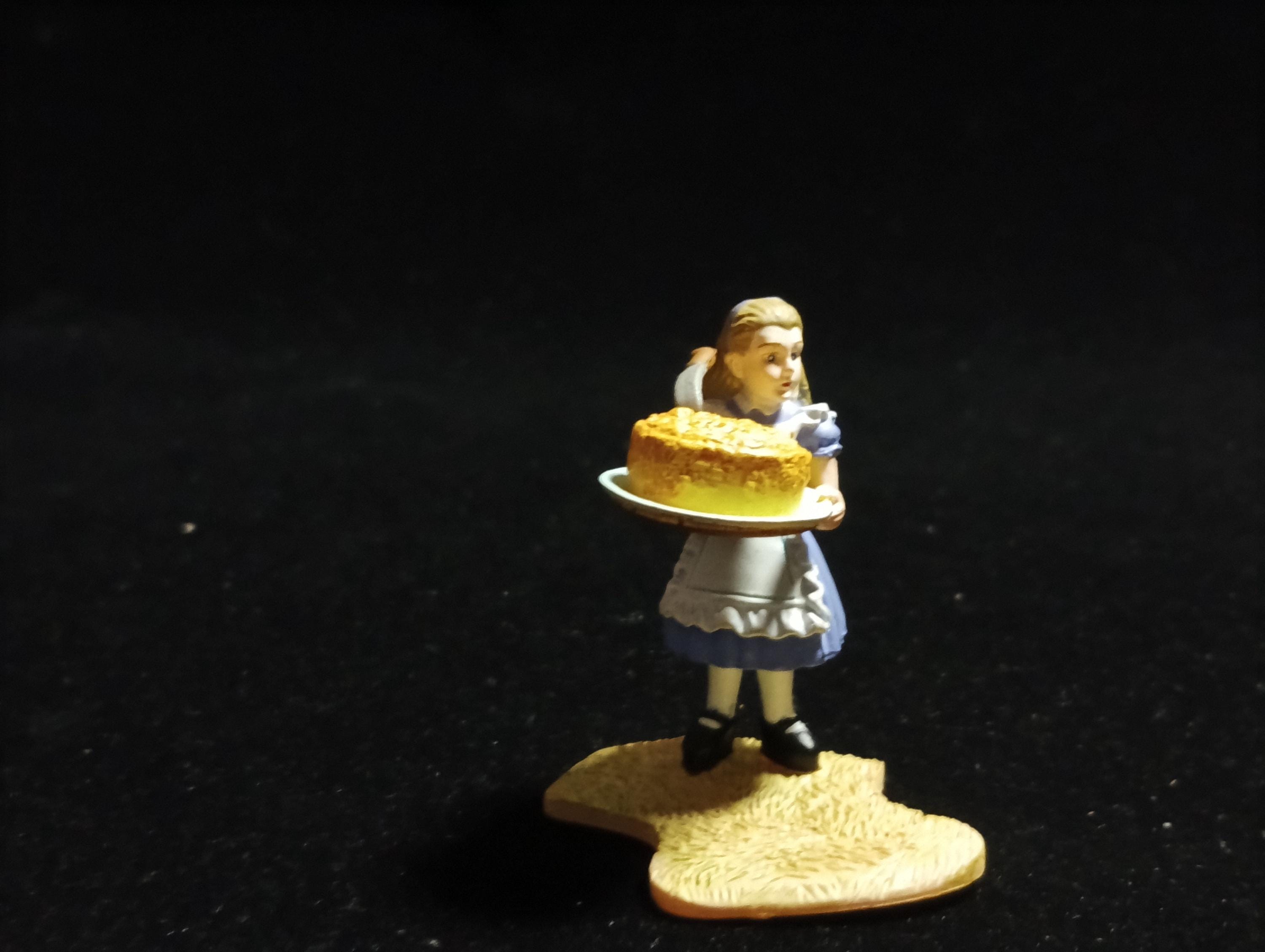 Kaiyodo Alice in Wonderland ALICE WITH CAKE mini figure Vintage 2003 Kaiyodo