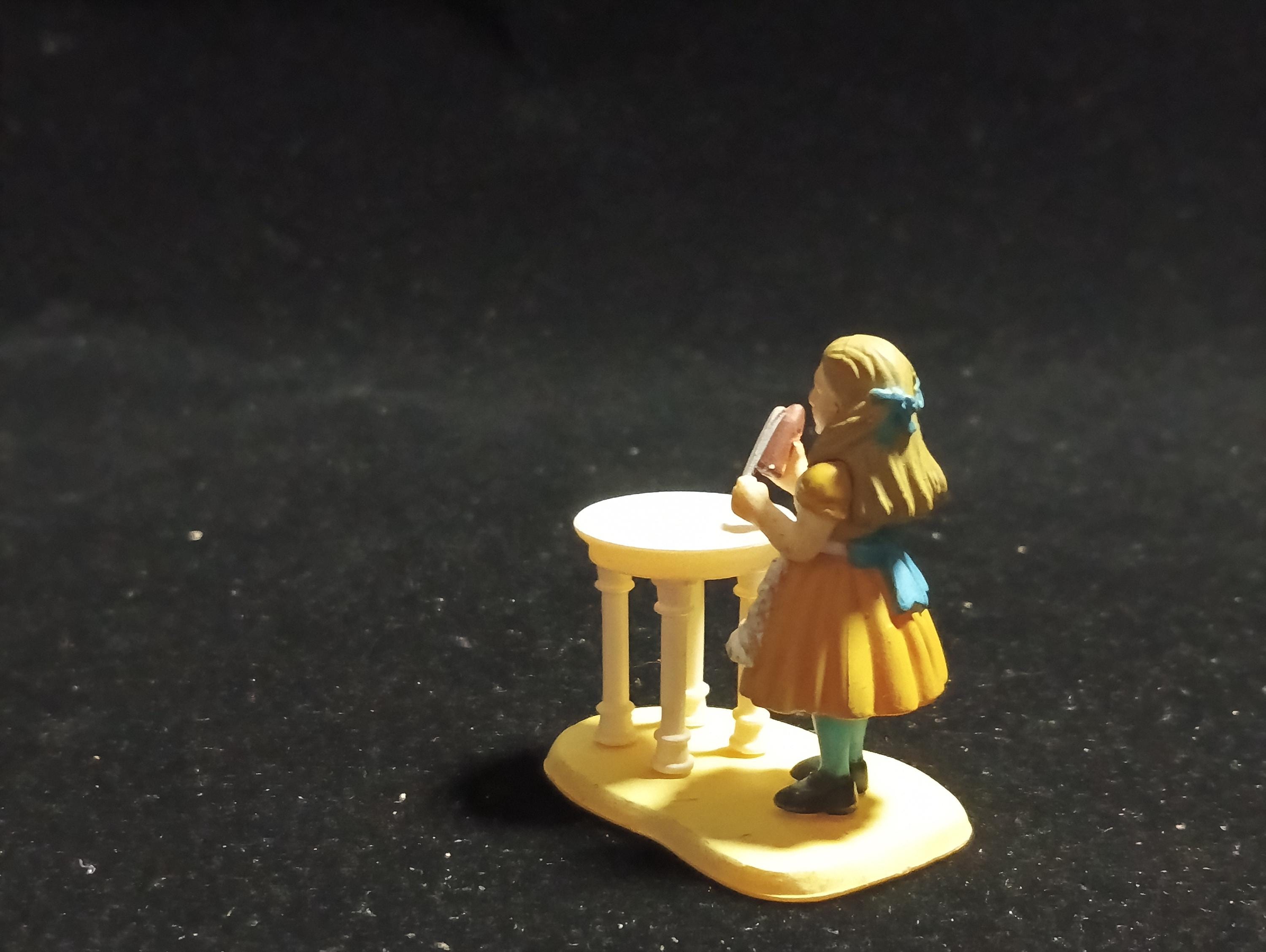 Kaiyodo Alice in Wonderland Alice with a Bottle mini figure Vintage 2003 Kaiyodo