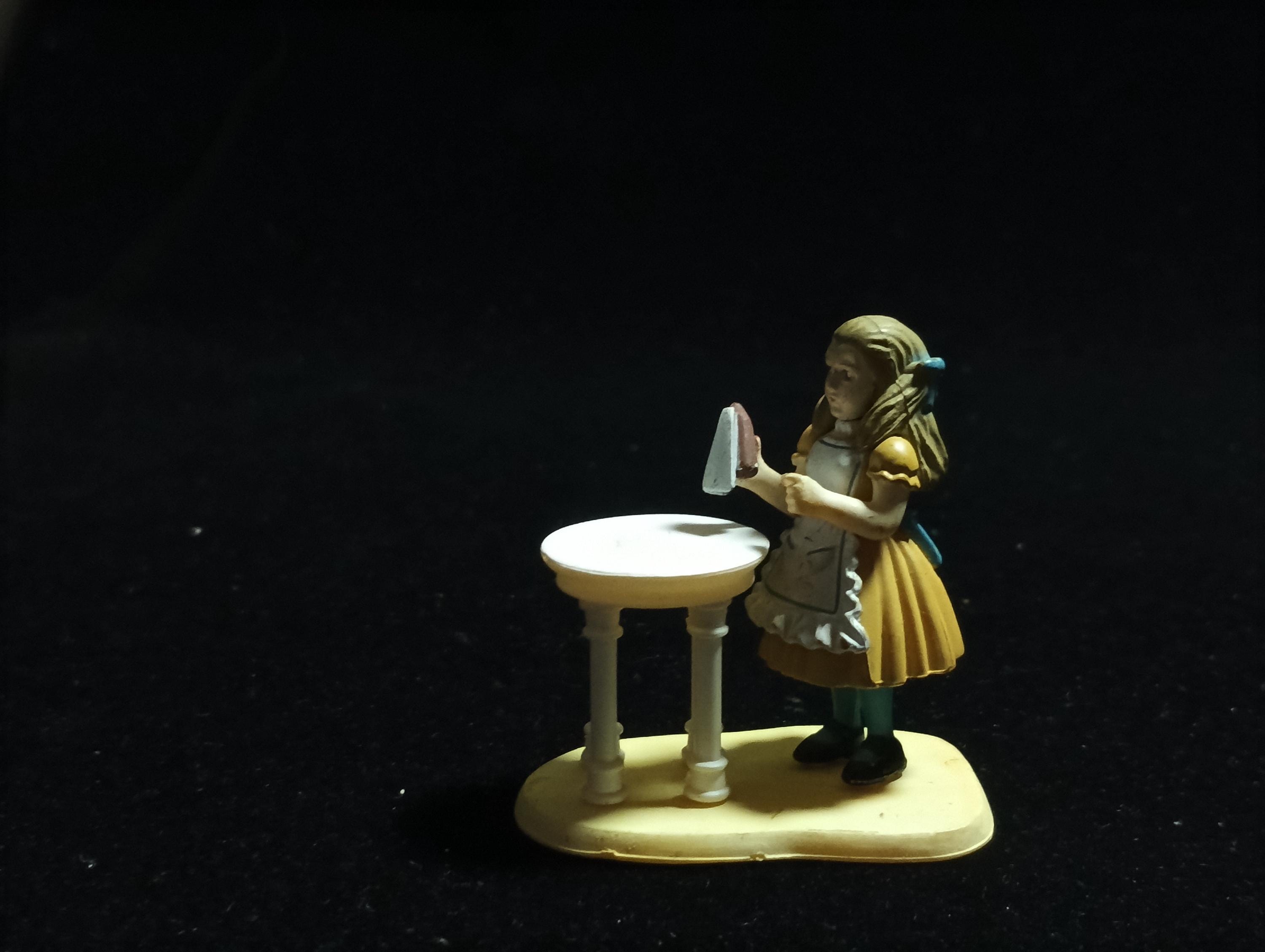 Kaiyodo Alice in Wonderland Alice with a Bottle mini figure Vintage 2003 Kaiyodo