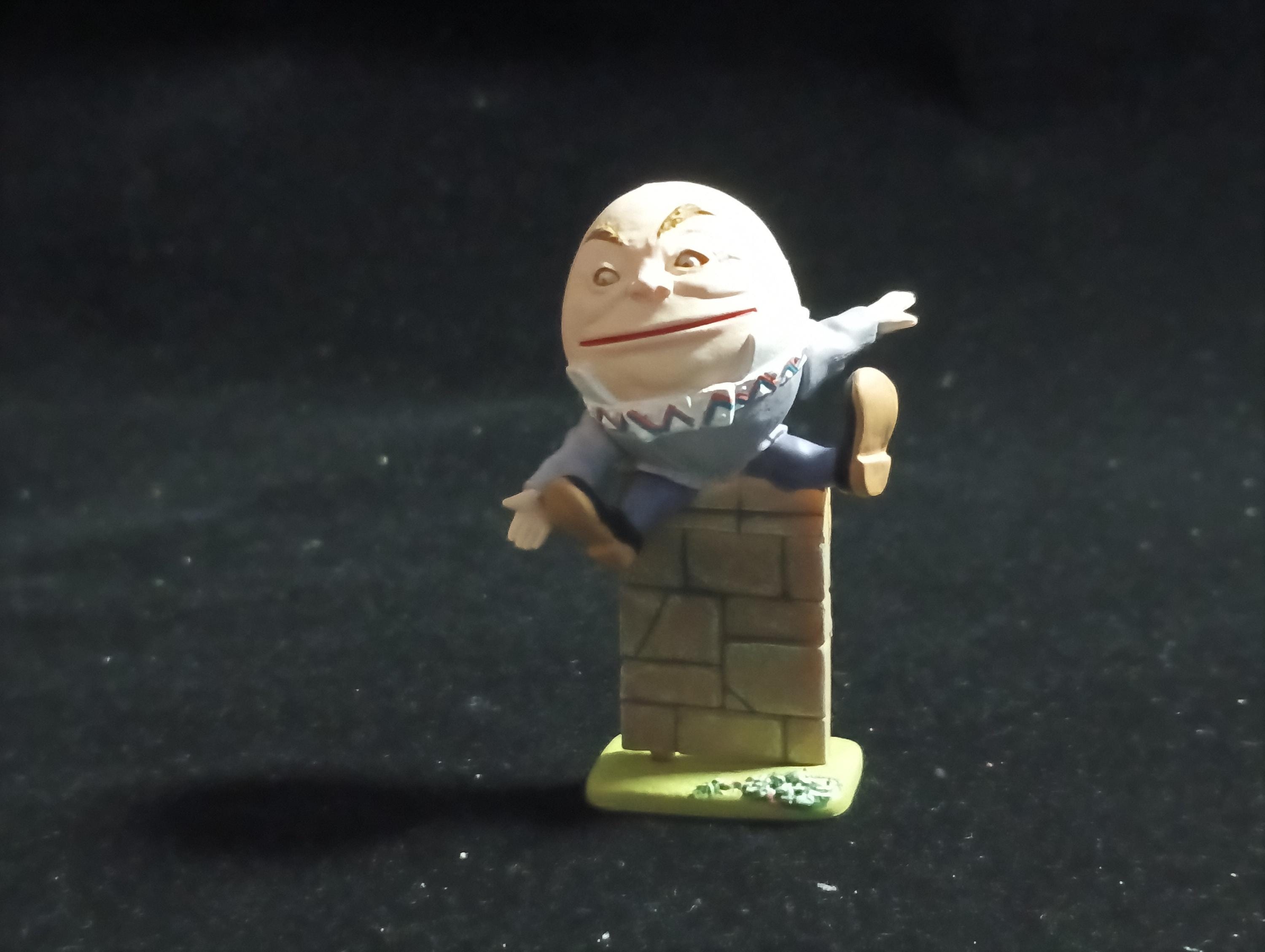 Kaiyodo Alice in Wonderland Humpty Dumpty mini figure Vintage 2002 Kaiyodo