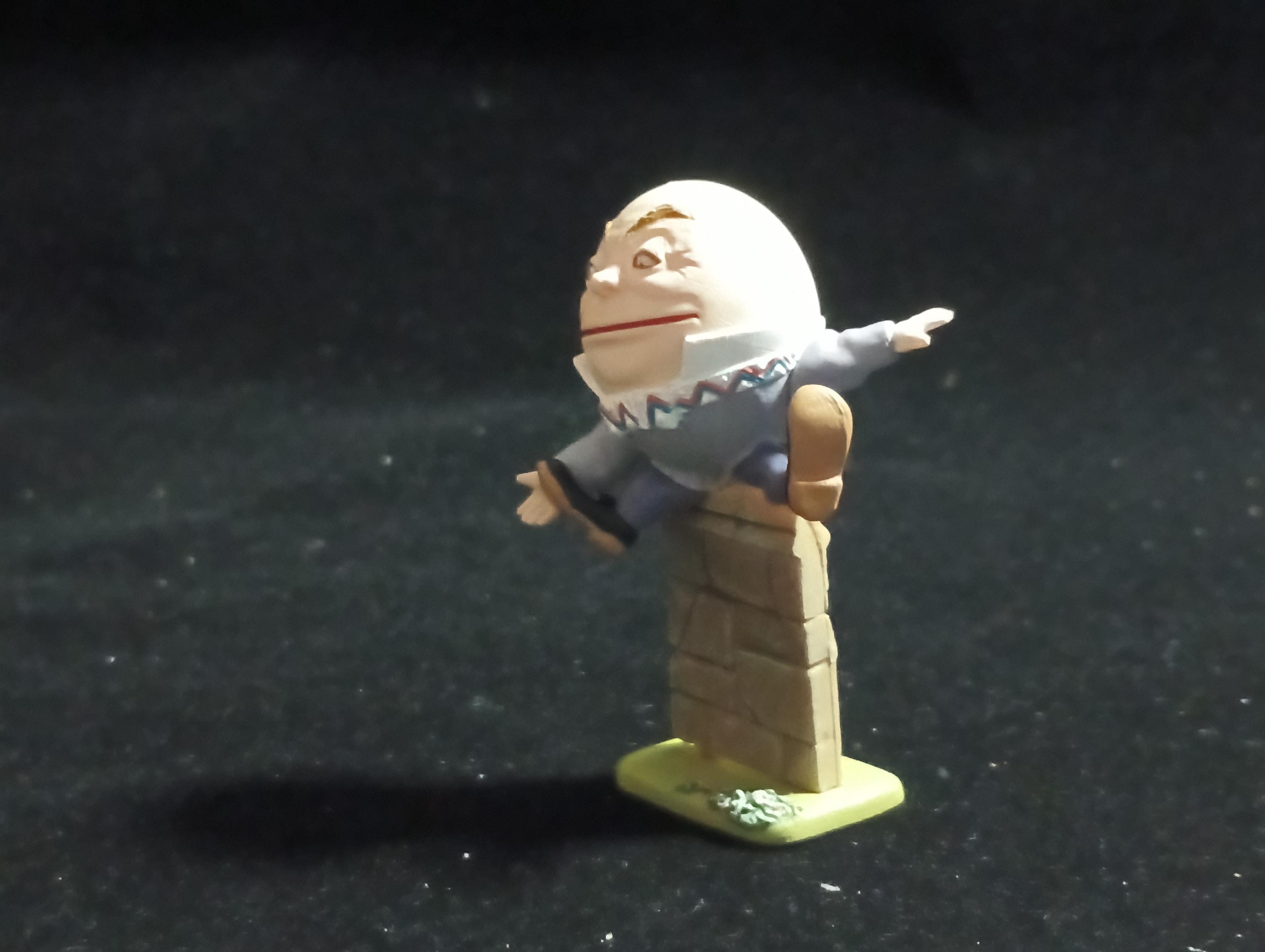 Kaiyodo Alice in Wonderland Humpty Dumpty mini figure Vintage 2002 Kaiyodo