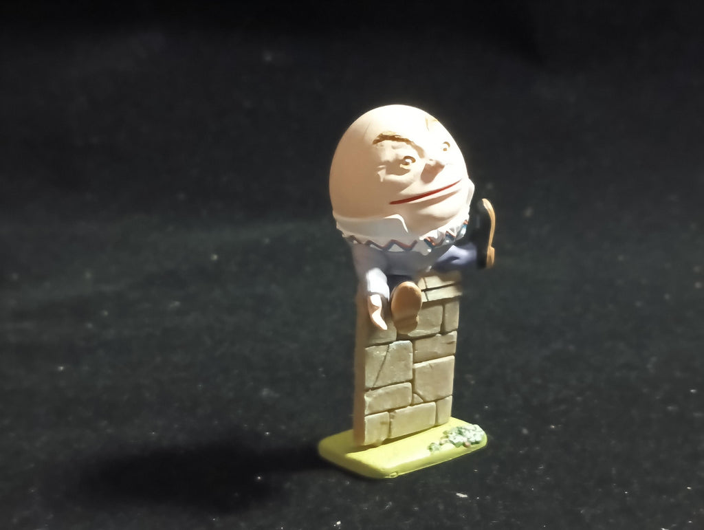 Kaiyodo Alice in Wonderland Humpty Dumpty mini figure Vintage 2002 Kaiyodo