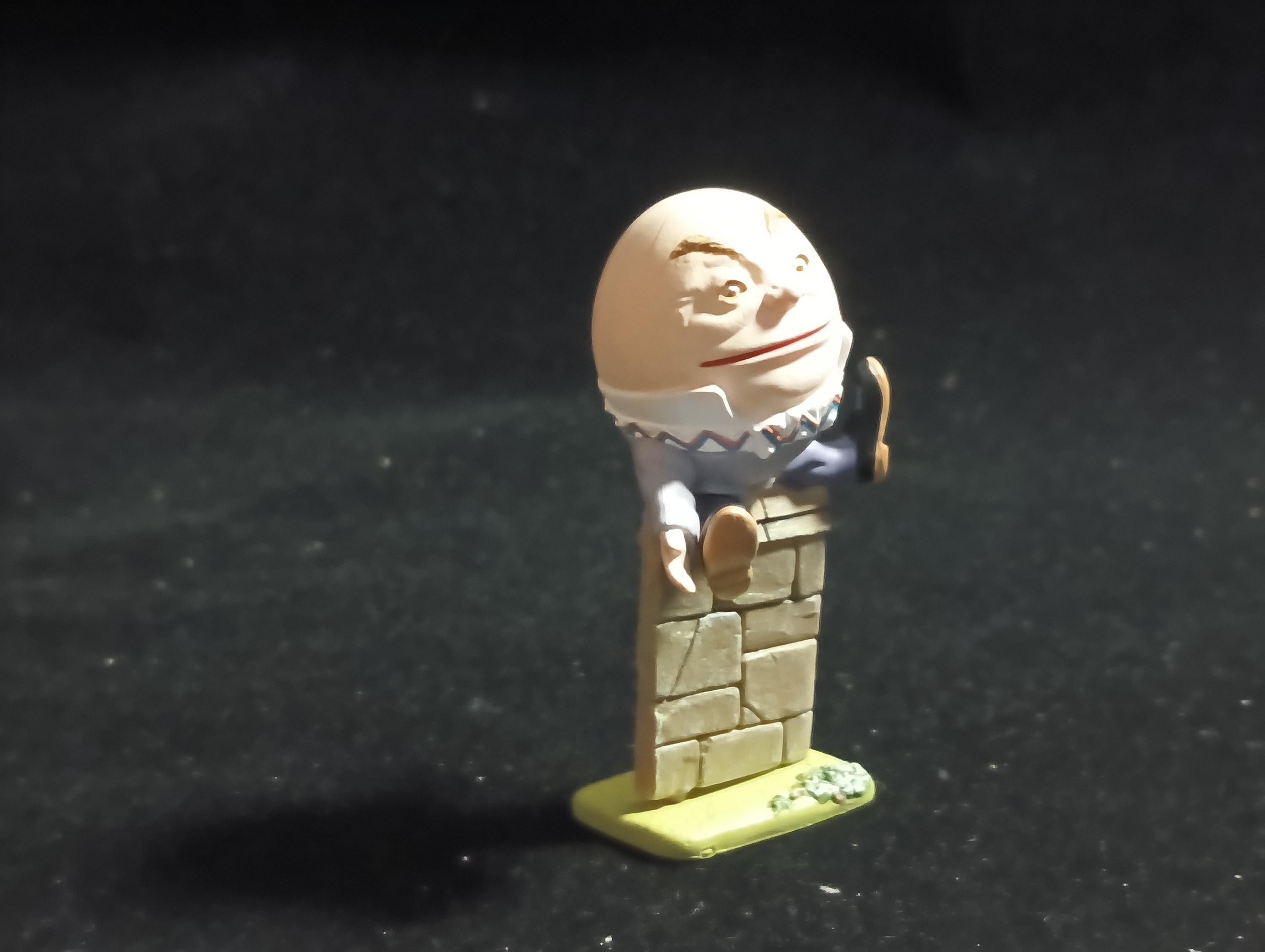 Kaiyodo Alice in Wonderland Humpty Dumpty mini figure Vintage 2002 Kaiyodo