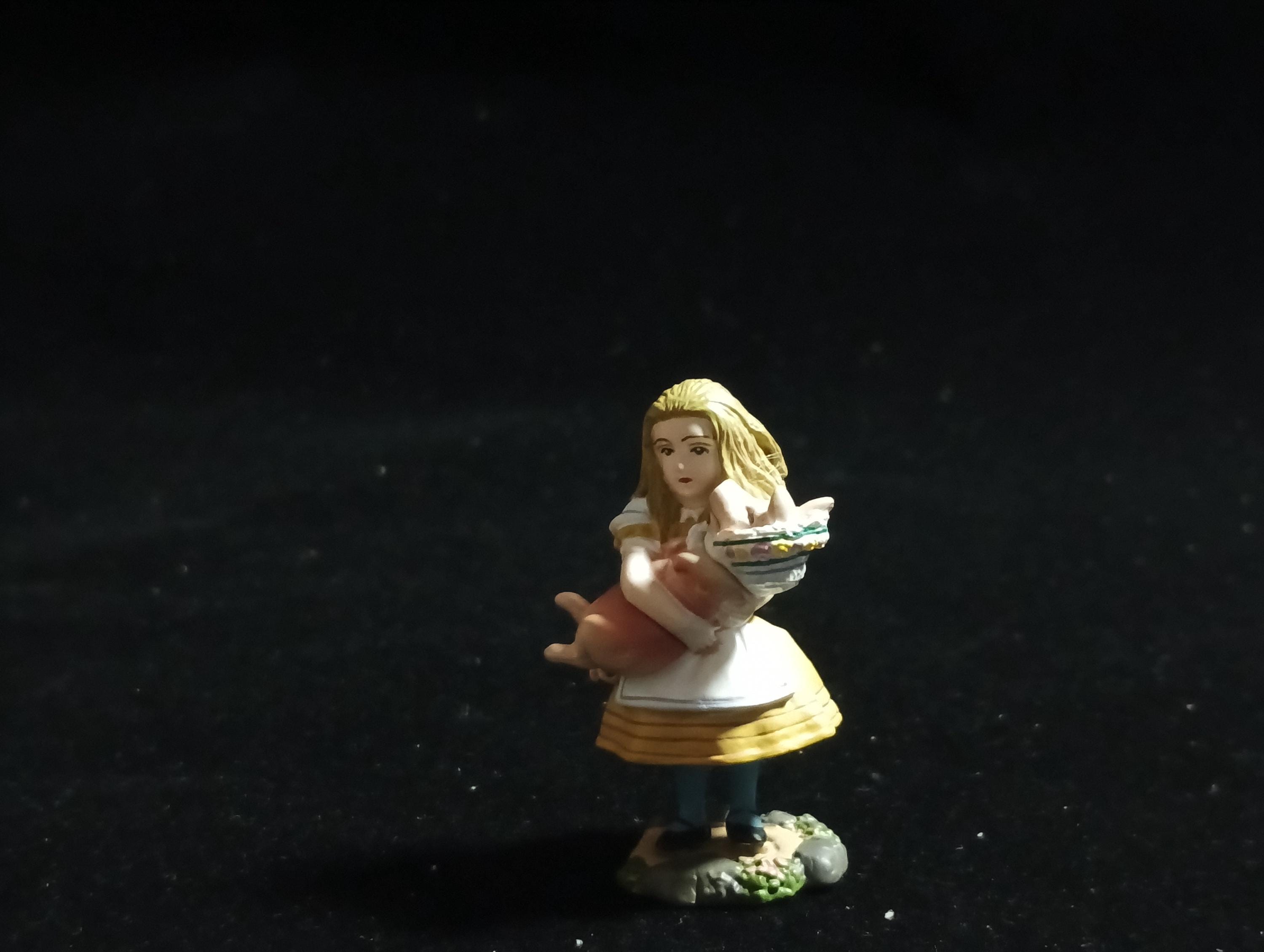 Kaiyodo Alice in Wonderland Alice And The Piggy  mini figure Vintage 2002 Kaiyodo