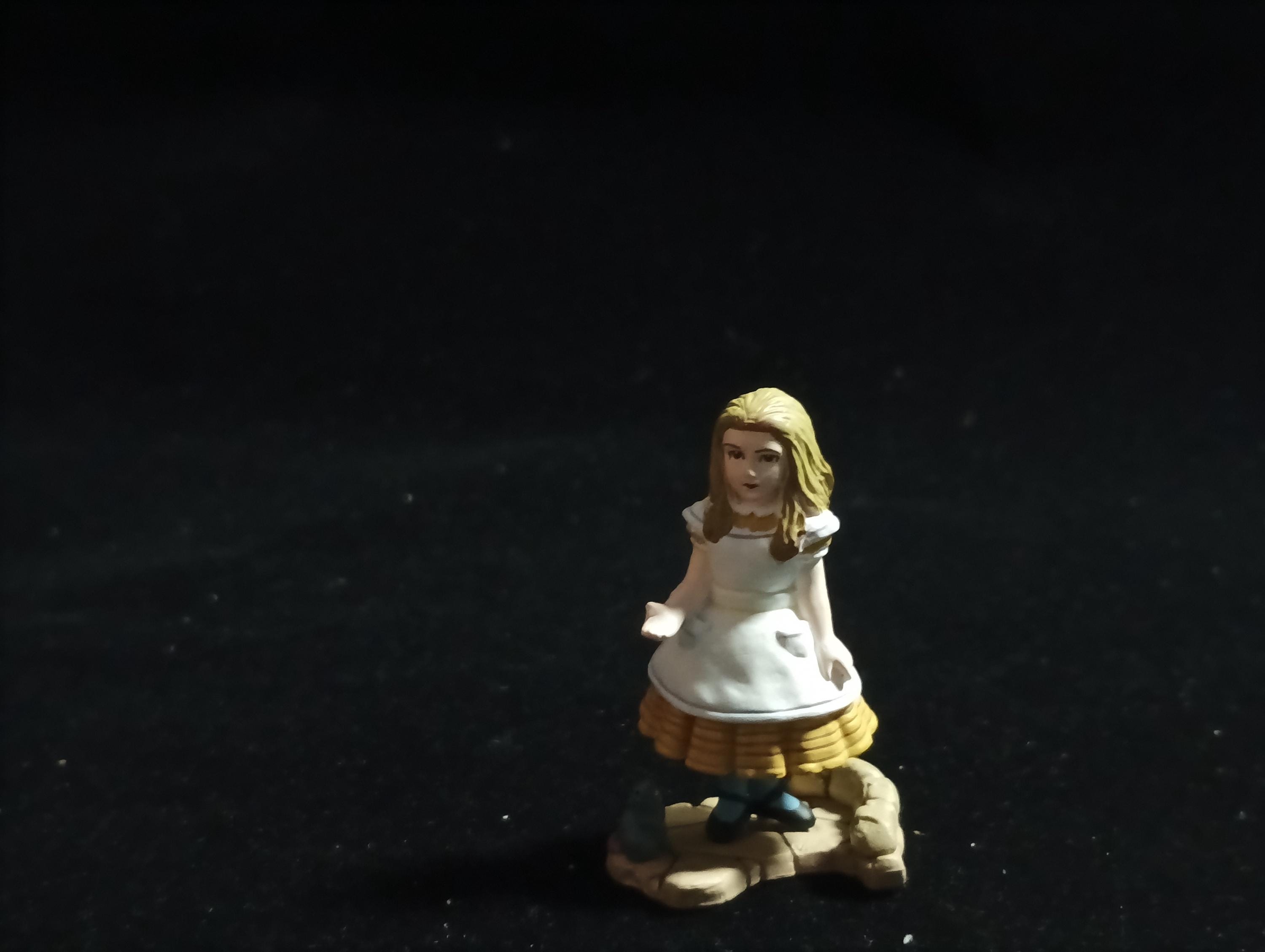 Alice In Wonderland Alice and Mouse mini figure Vintage 2002 Kaiyodo