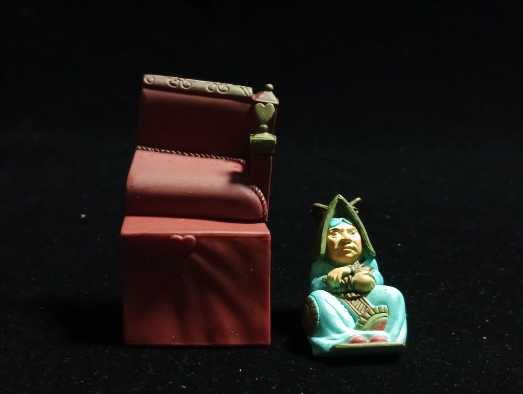 Kaiyodo Alice in Wonderland Queen of Hearts mini figure Vintage 2003 Kaiyodo