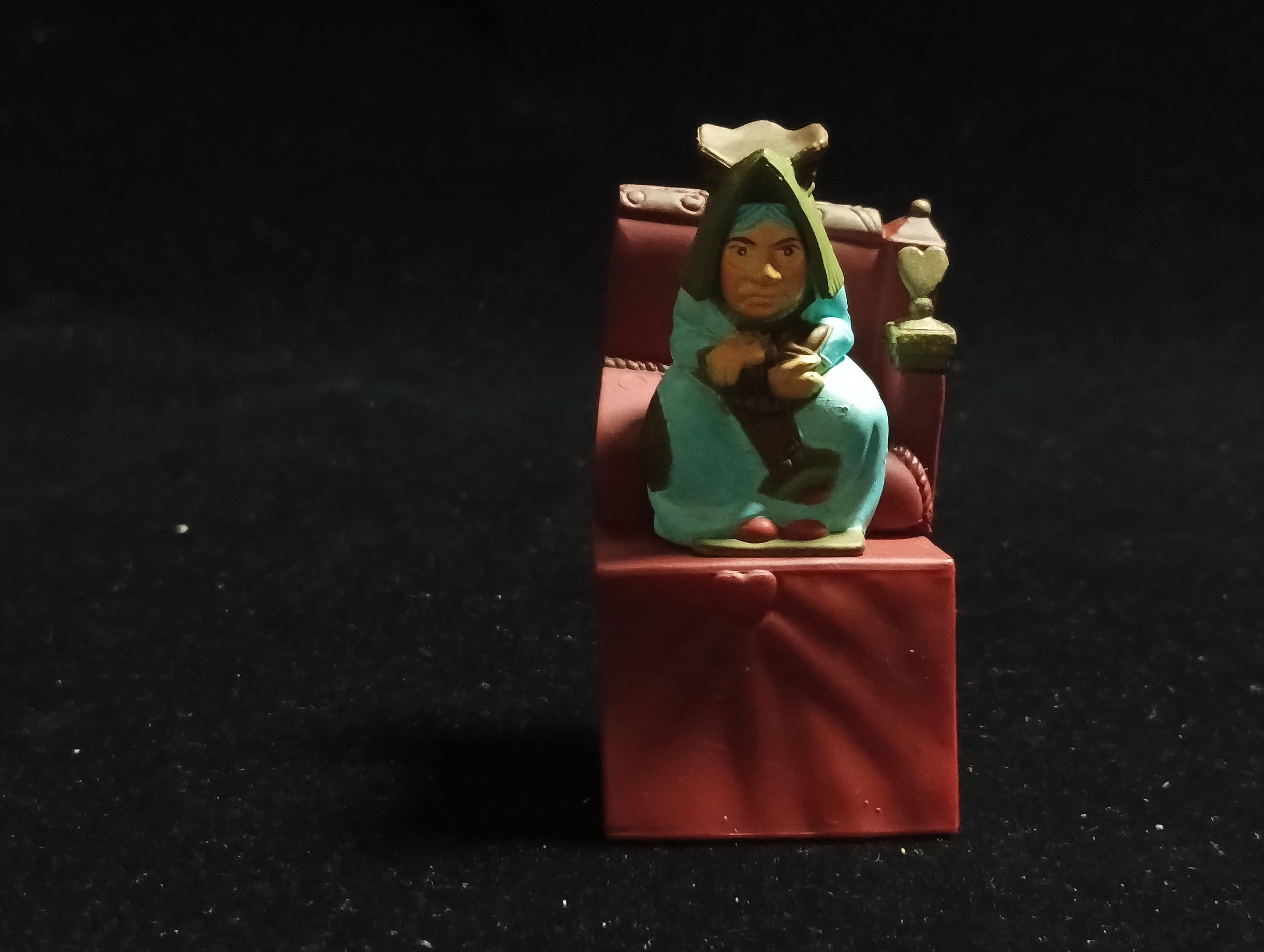 Kaiyodo Alice in Wonderland Queen of Hearts mini figure Vintage 2003 Kaiyodo