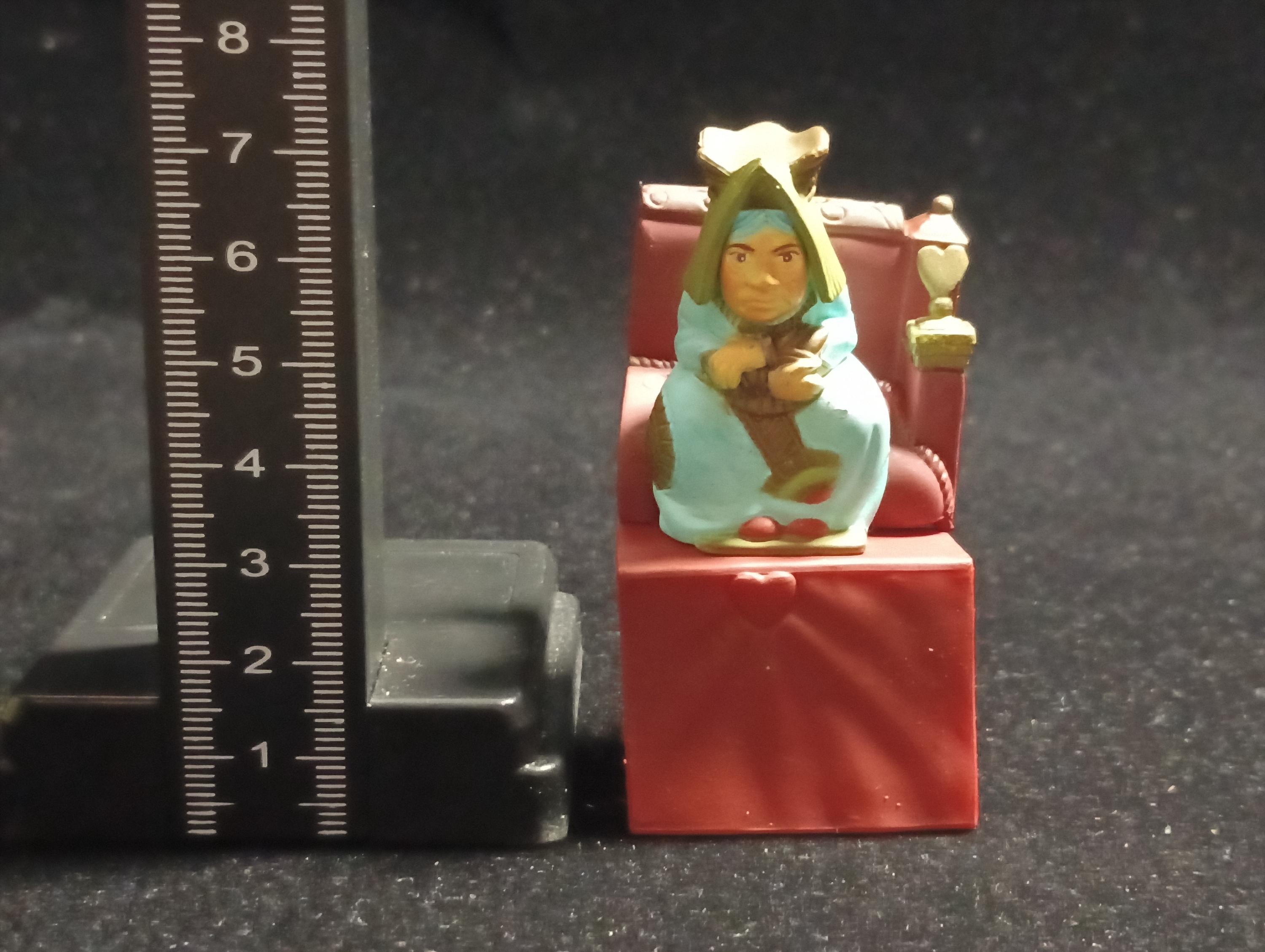 Kaiyodo Alice in Wonderland Queen of Hearts mini figure Vintage 2003 Kaiyodo
