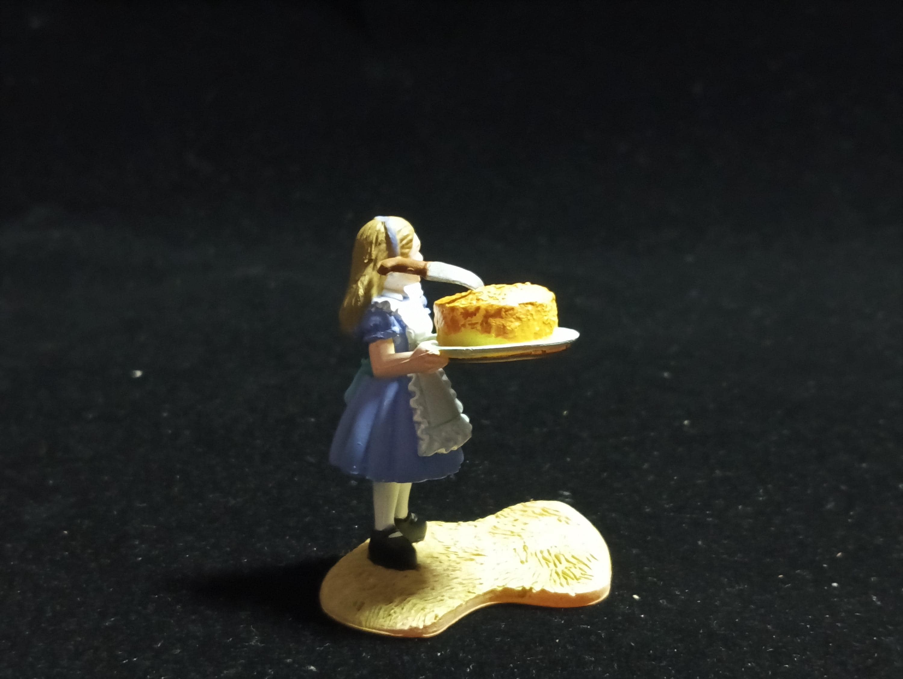 Kaiyodo Alice in Wonderland ALICE WITH CAKE mini figure Vintage 2003 Kaiyodo