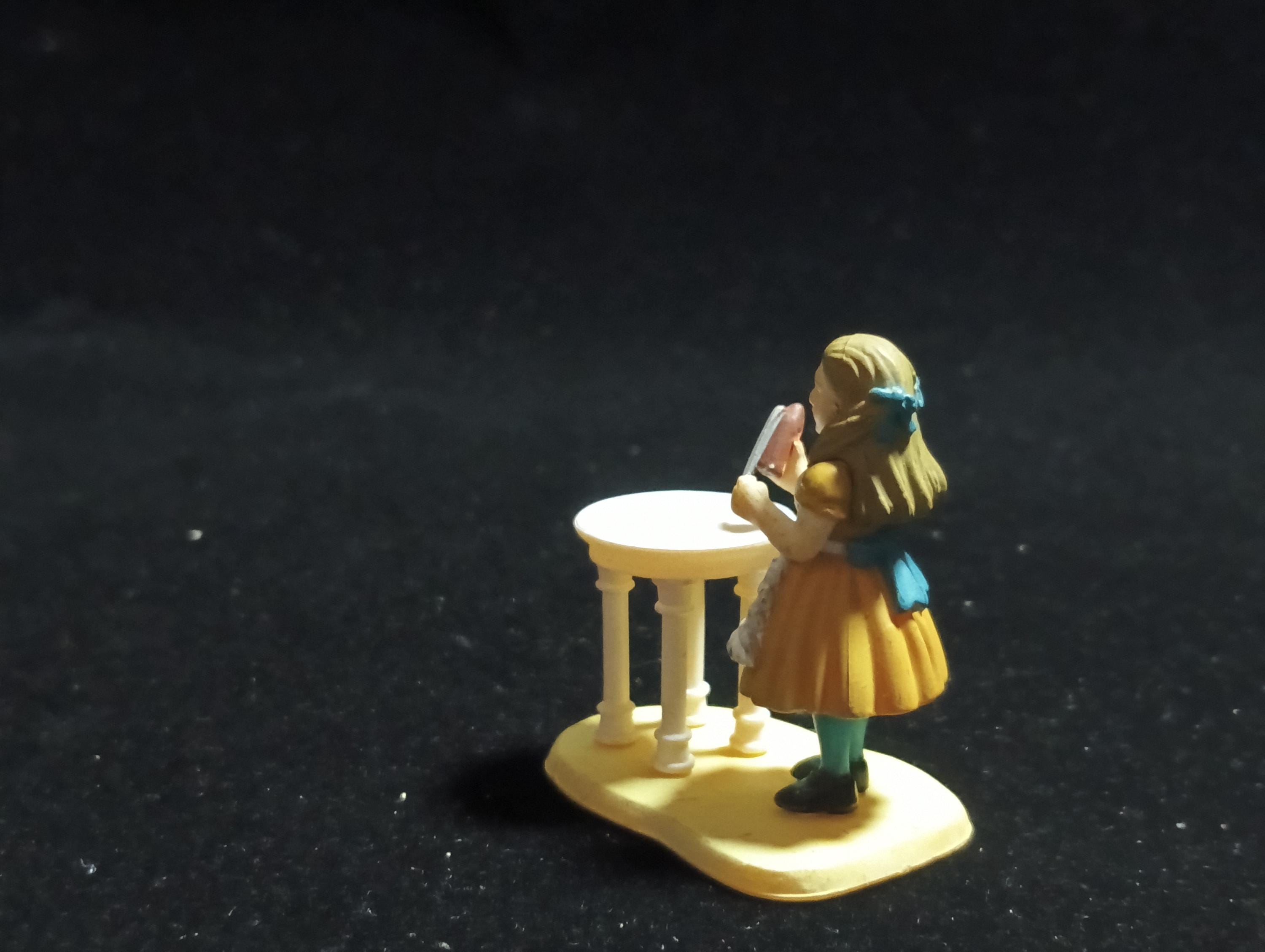 Kaiyodo Alice in Wonderland Alice with a Bottle mini figure Vintage 2003 Kaiyodo