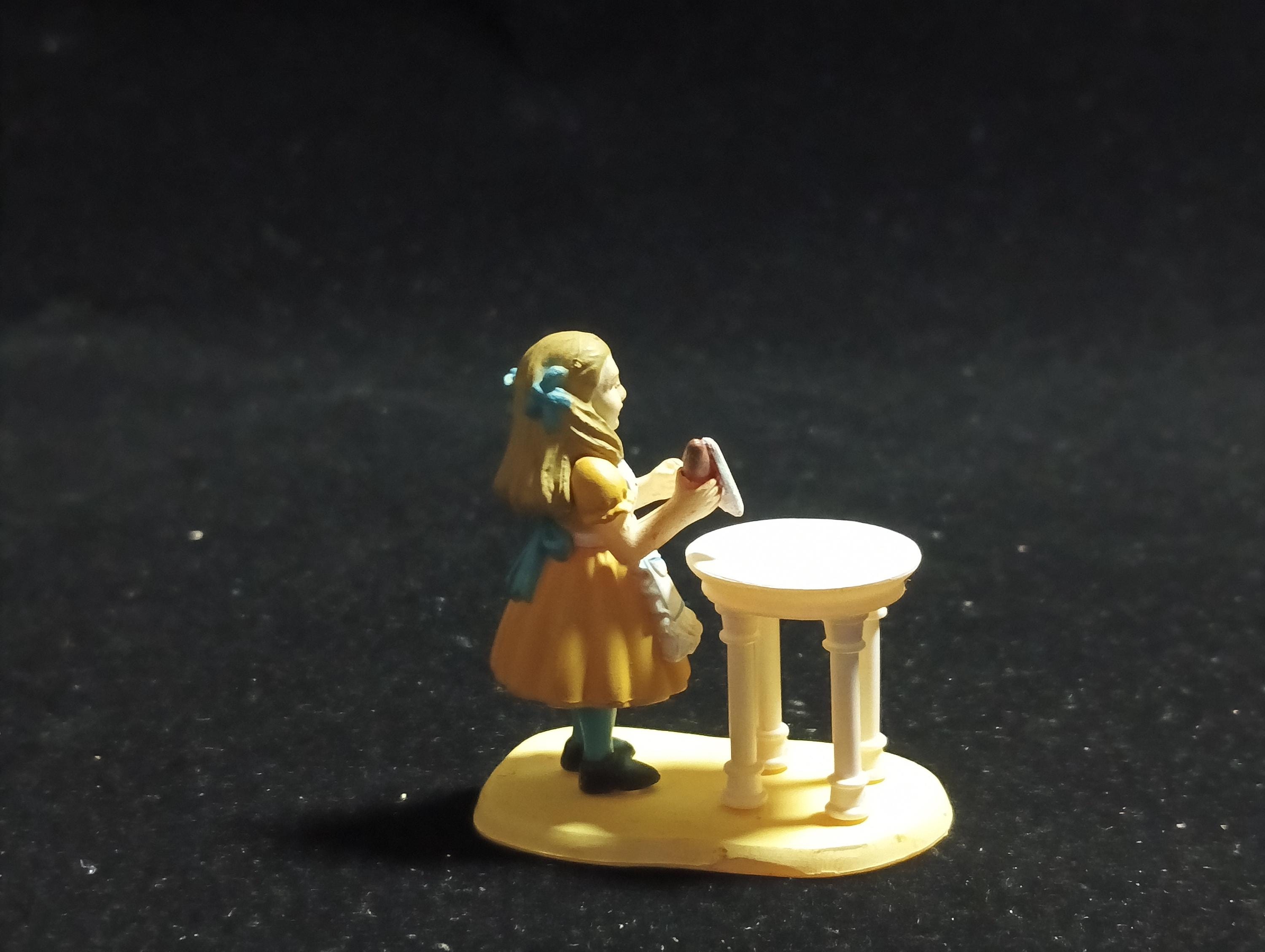Kaiyodo Alice in Wonderland Alice with a Bottle mini figure Vintage 2003 Kaiyodo