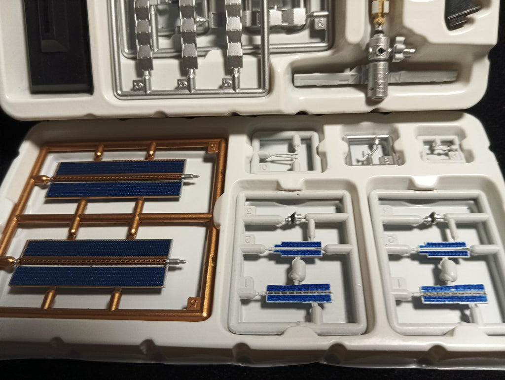 1/700 International Space Station "Takara Wings of the world DX : Beyond the Stratosphere"