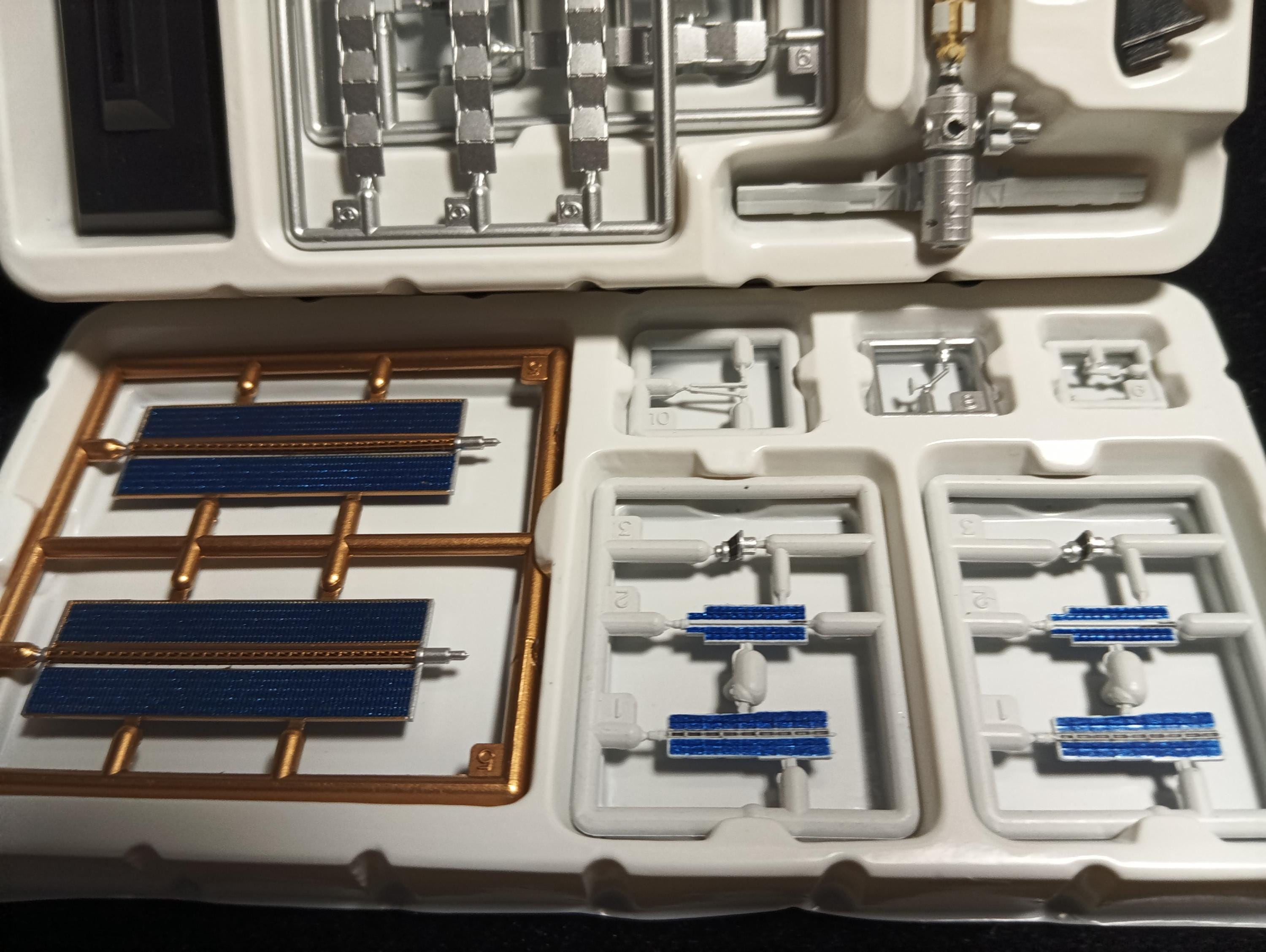 1/700 International Space Station "Takara Wings of the world DX : Beyond the Stratosphere"