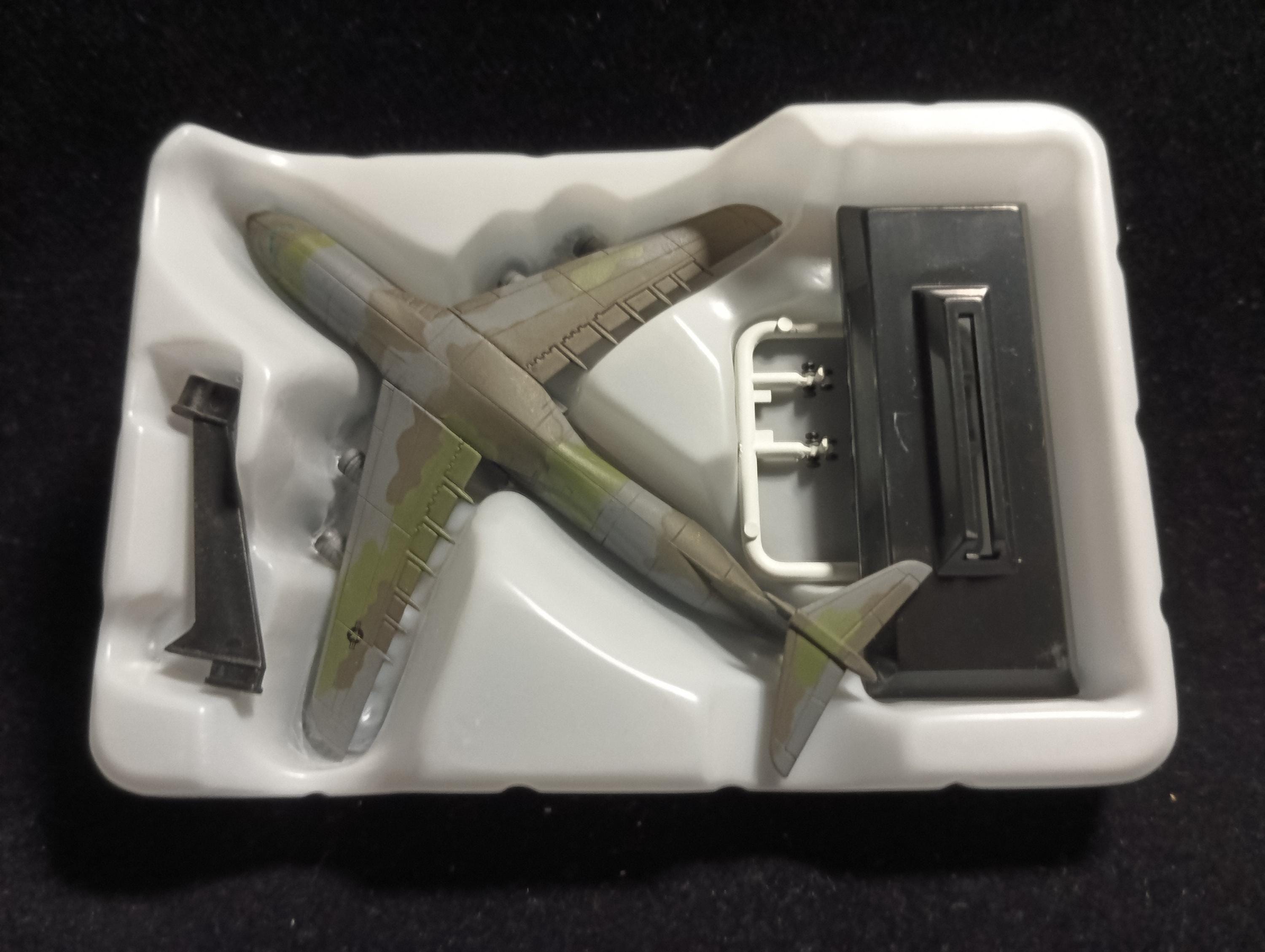 1/700 Lockheed Galaxy C-5B Starlifter "Takara Wings of the world Series 1"