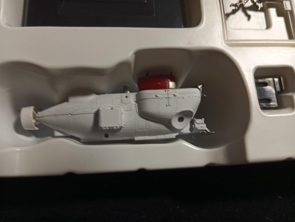 Takara Ship of the World Series 05 1/144 Deep Sea Exploration Boat Seacliff #10 Lighted 1984 DSV-4 Model