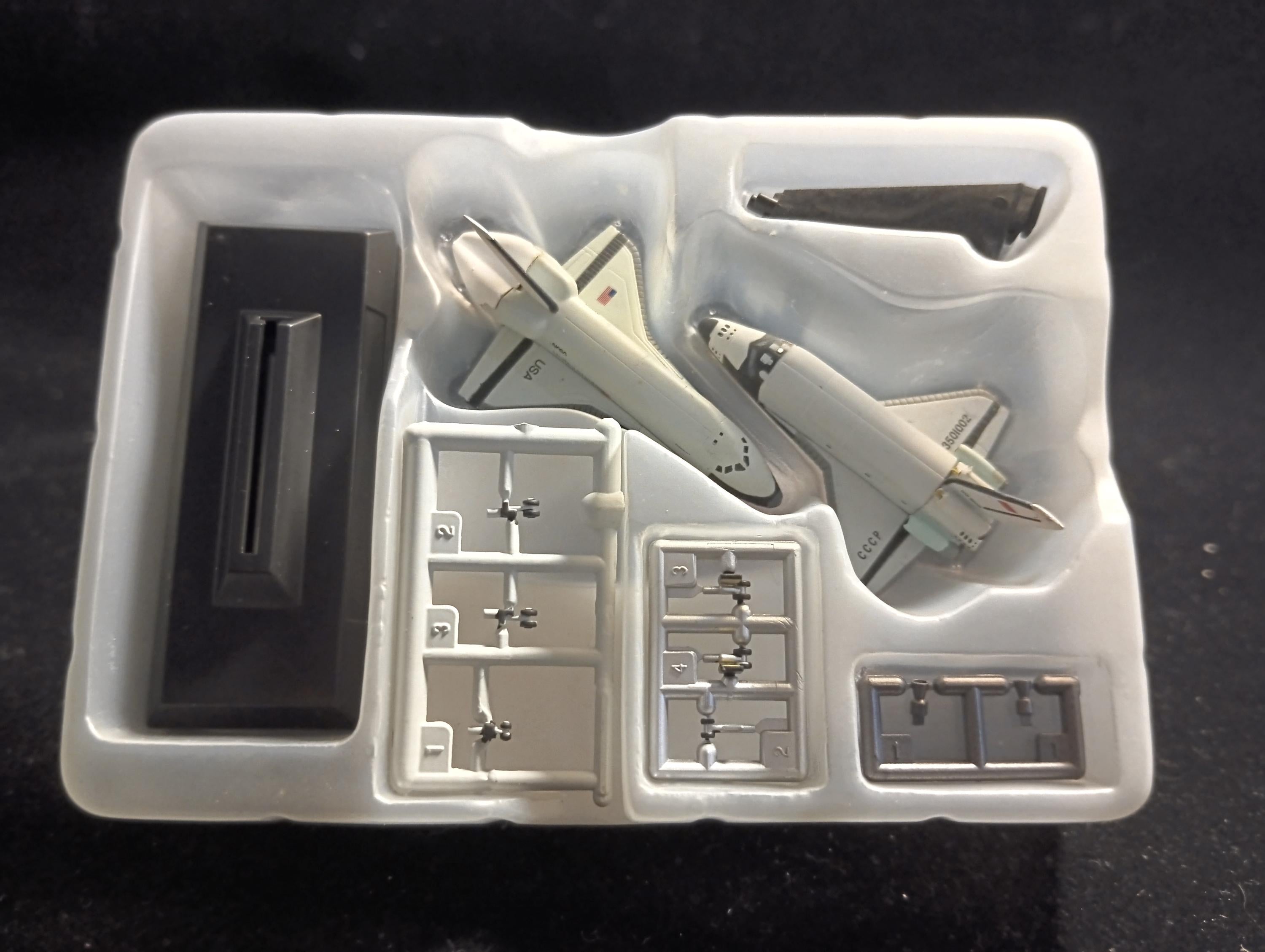 1/700 Space shuttle Enterprise and 002 Buran Takara Wings of the world Series 2