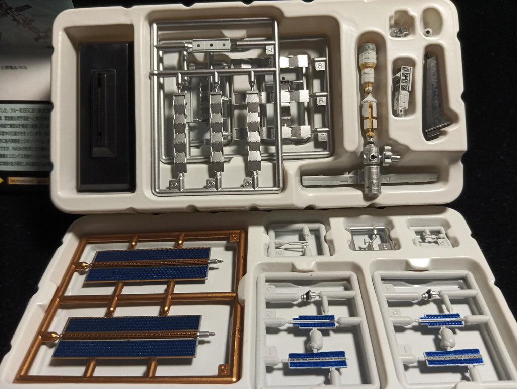 1/700 International Space Station "Takara Wings of the world DX : Beyond the Stratosphere"