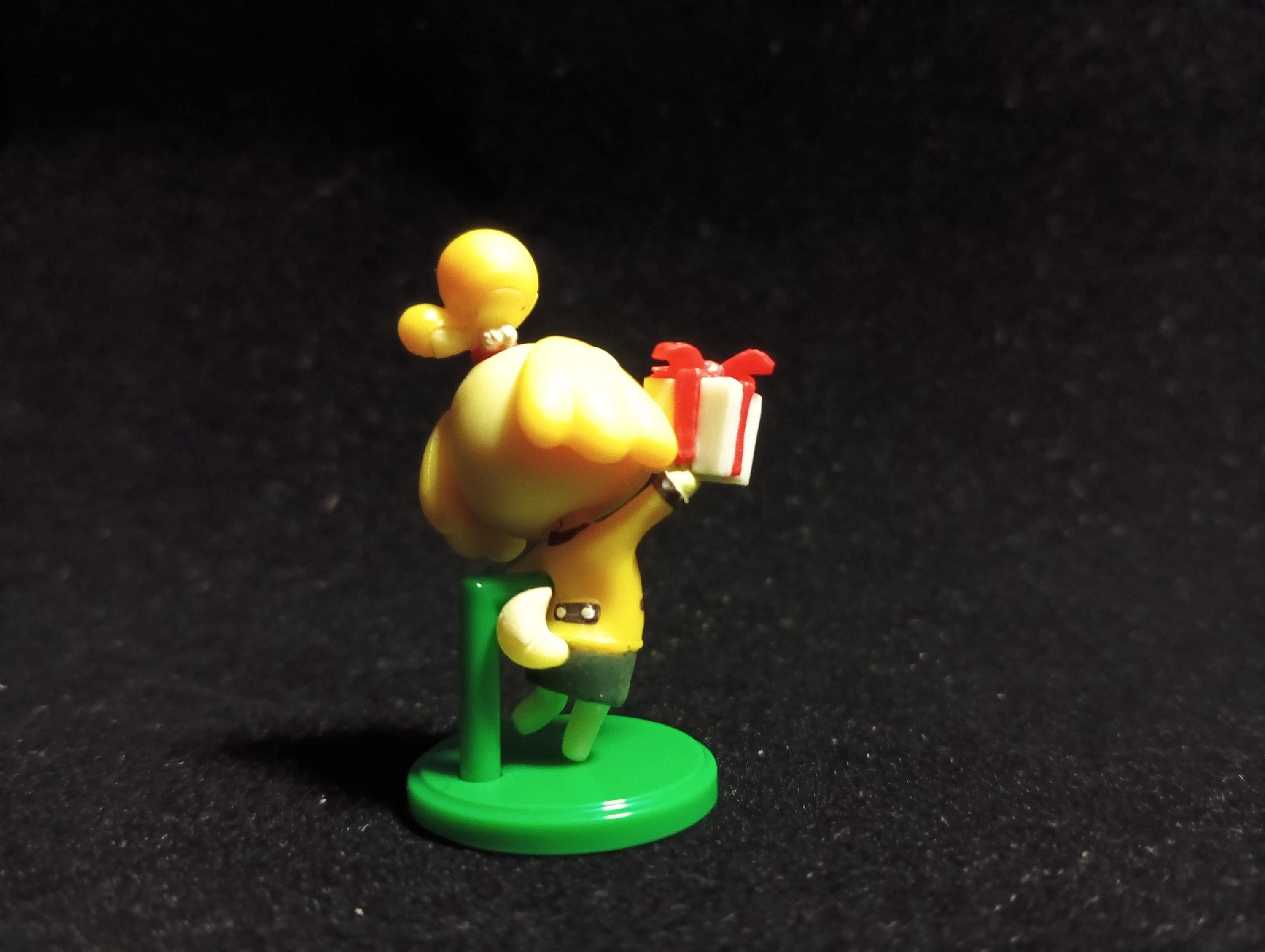Animal Crossing Isabelle with present Figure Furuta