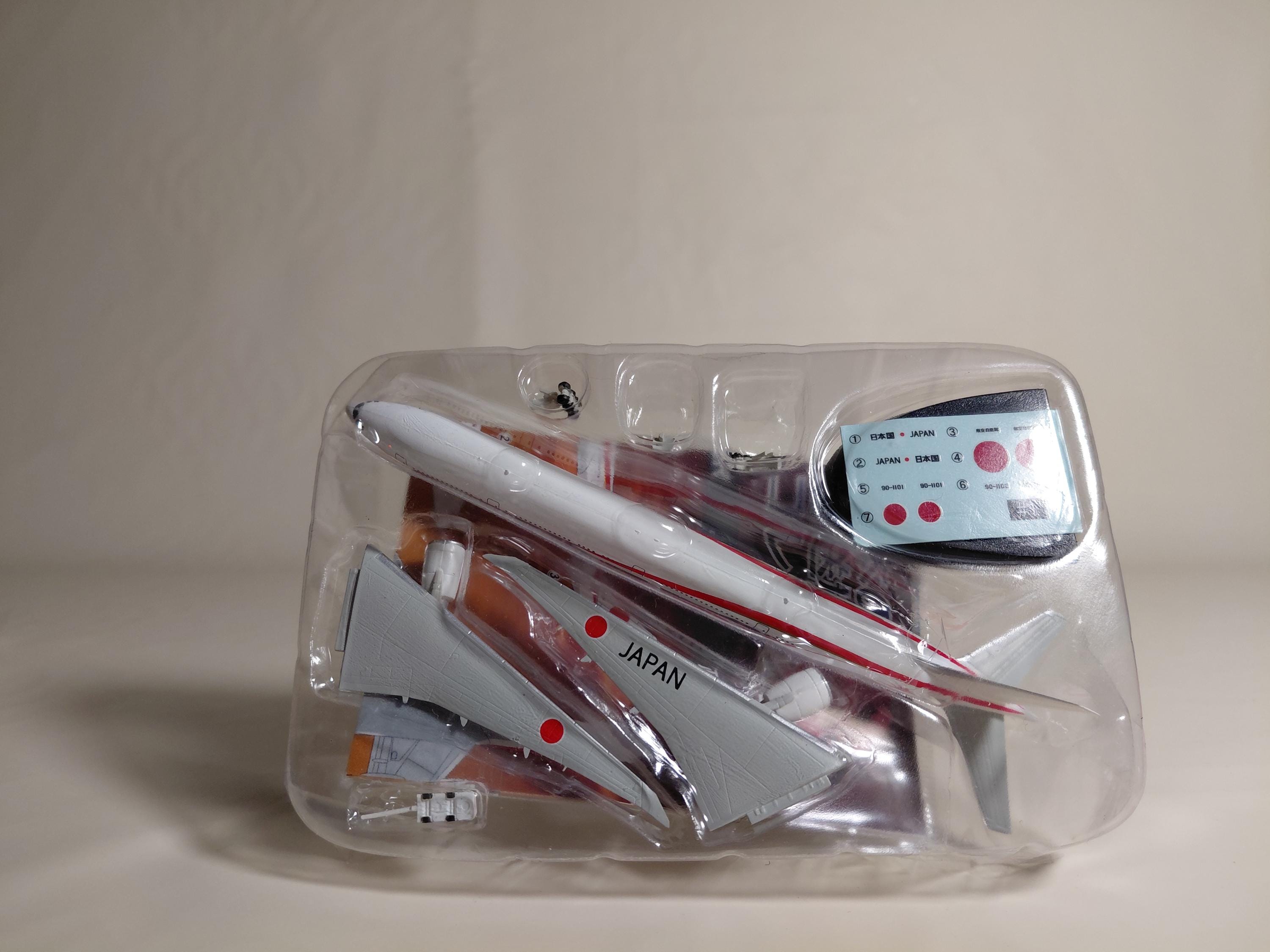 F-toys 1/500 Japanese Transportation Collection Boeing 77-300ER Government Dedicated Aircraft Towing Car