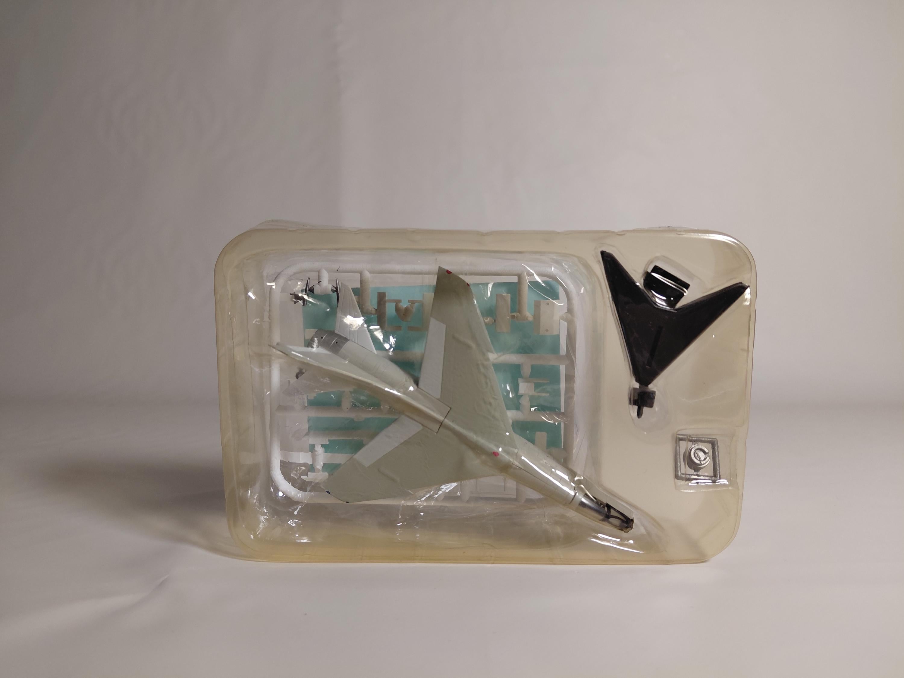 F-Toys 1/144 Fighter Wing Kit Collection Vol. 4 02 Spitfire S-1. 601st Squadron Major Skalski's Secret [WKC04-02S-1]