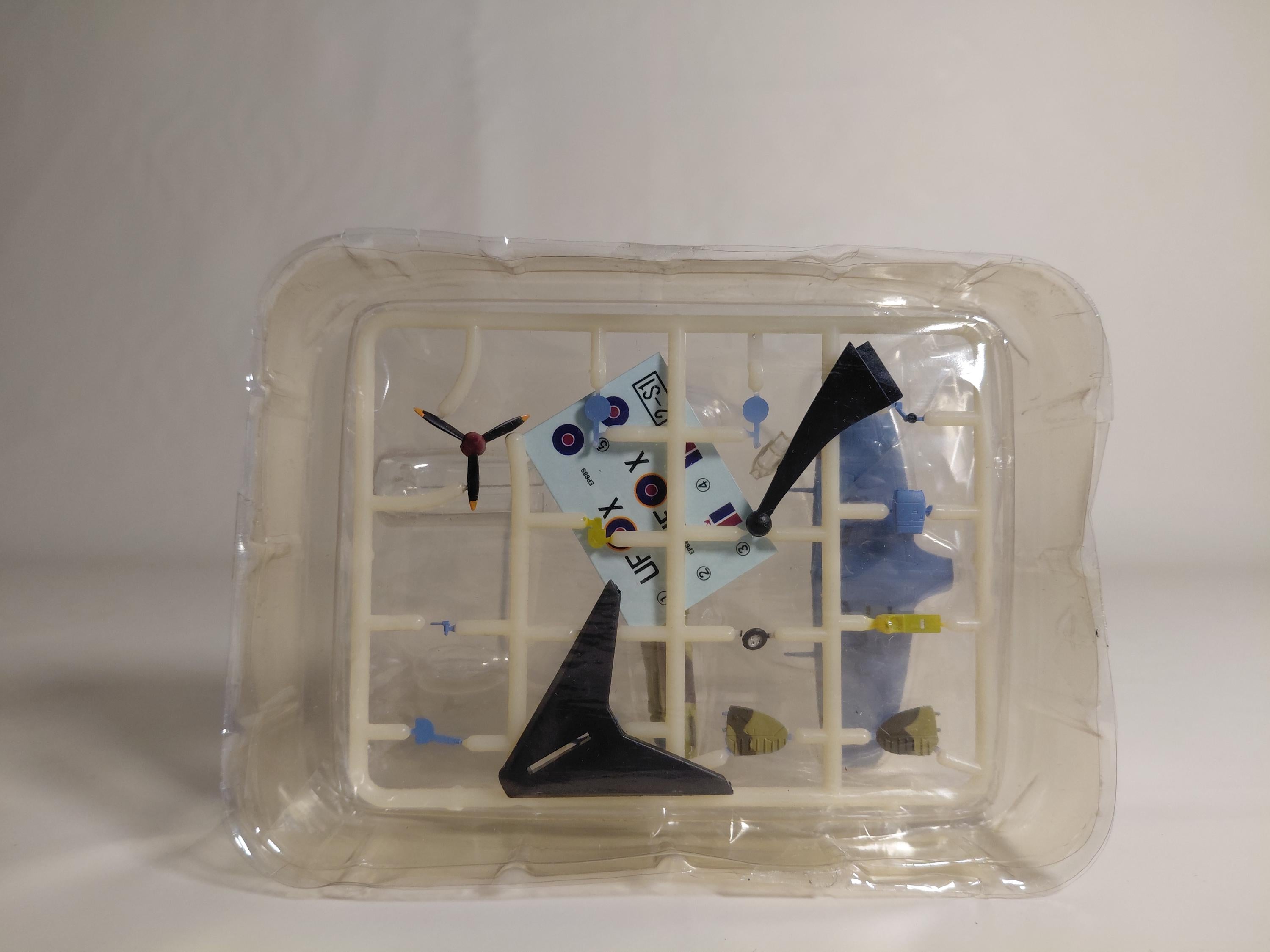F-Toys 1/144 Fighter Wing Kit Collection Vol. 4 02 Spitfire S-1. 601st Squadron Major Skalski's Secret [WKC04-02S-1]