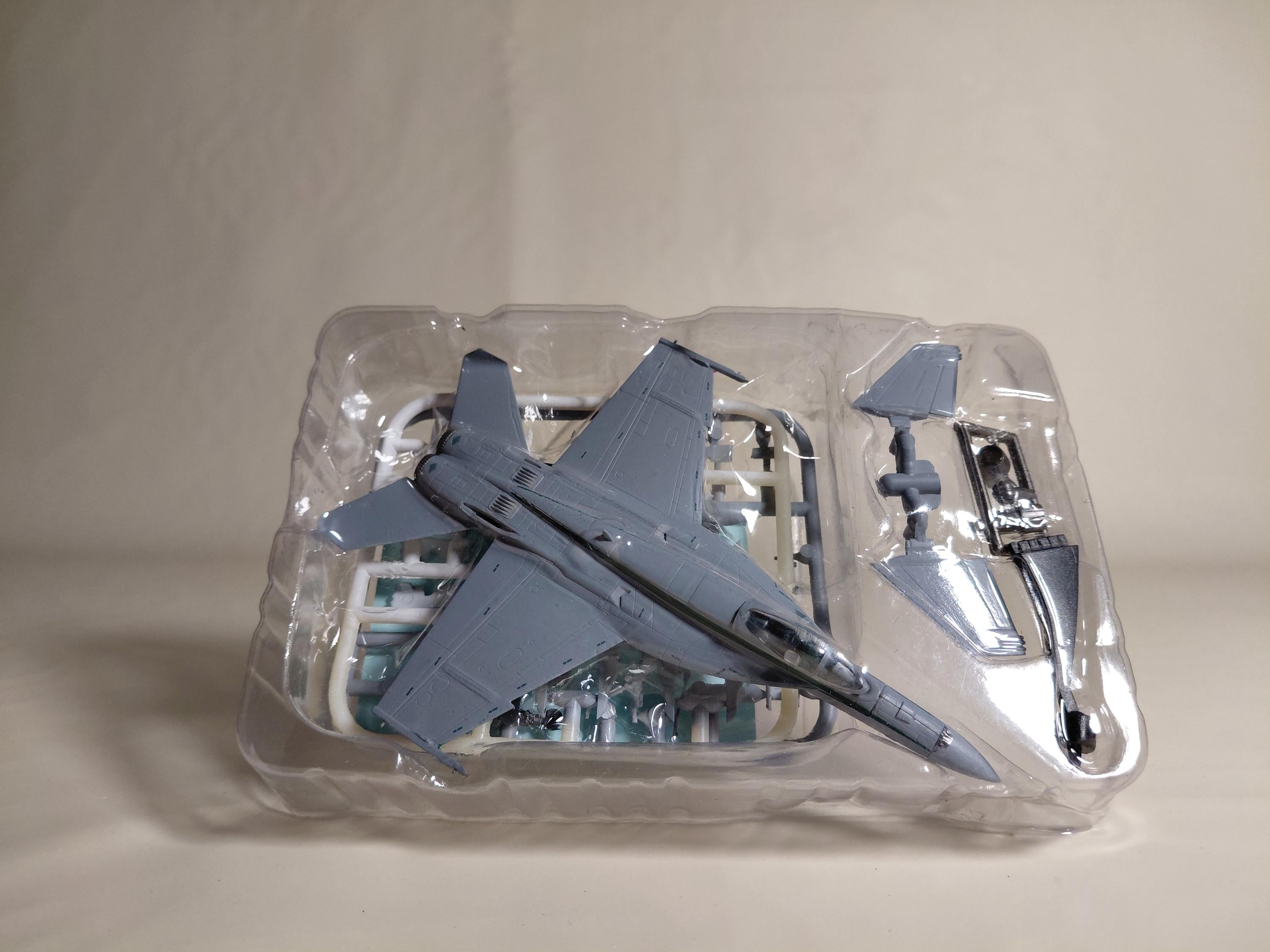 1/144 F-Toys High Spec Series vol.4 F/A-18E VFA-195 Dam Busters CAG Model