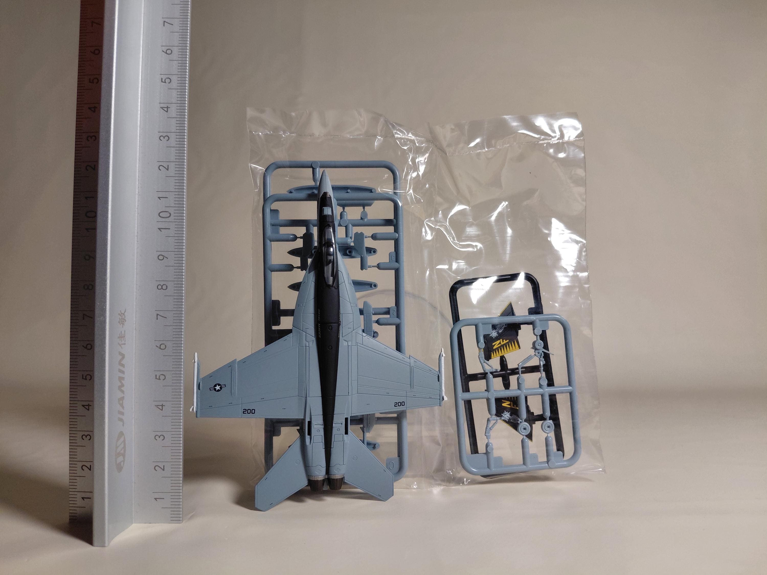 Doyusha 1/144 Modern Aircraft Collection Vol. 10, Deep Blue Sea and Sparrowhawk F/A-18E/F Super Hornet VFA-27 Royal Maces (Single Item)