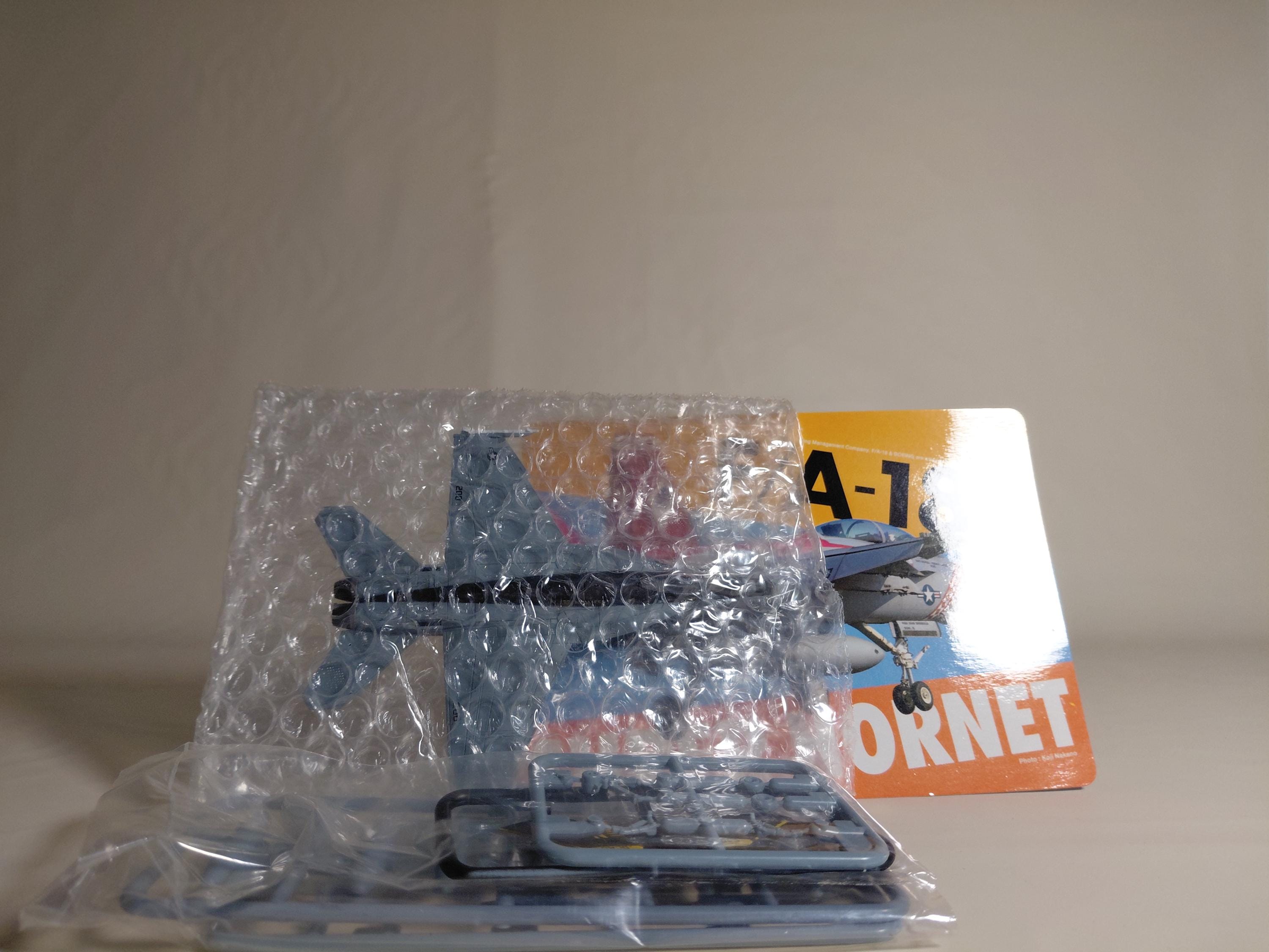 Doyusha 1/144 Modern Aircraft Collection Vol. 10, Deep Blue Sea and Sparrowhawk F/A-18E/F Super Hornet VFA-27 Royal Maces (Single Item)